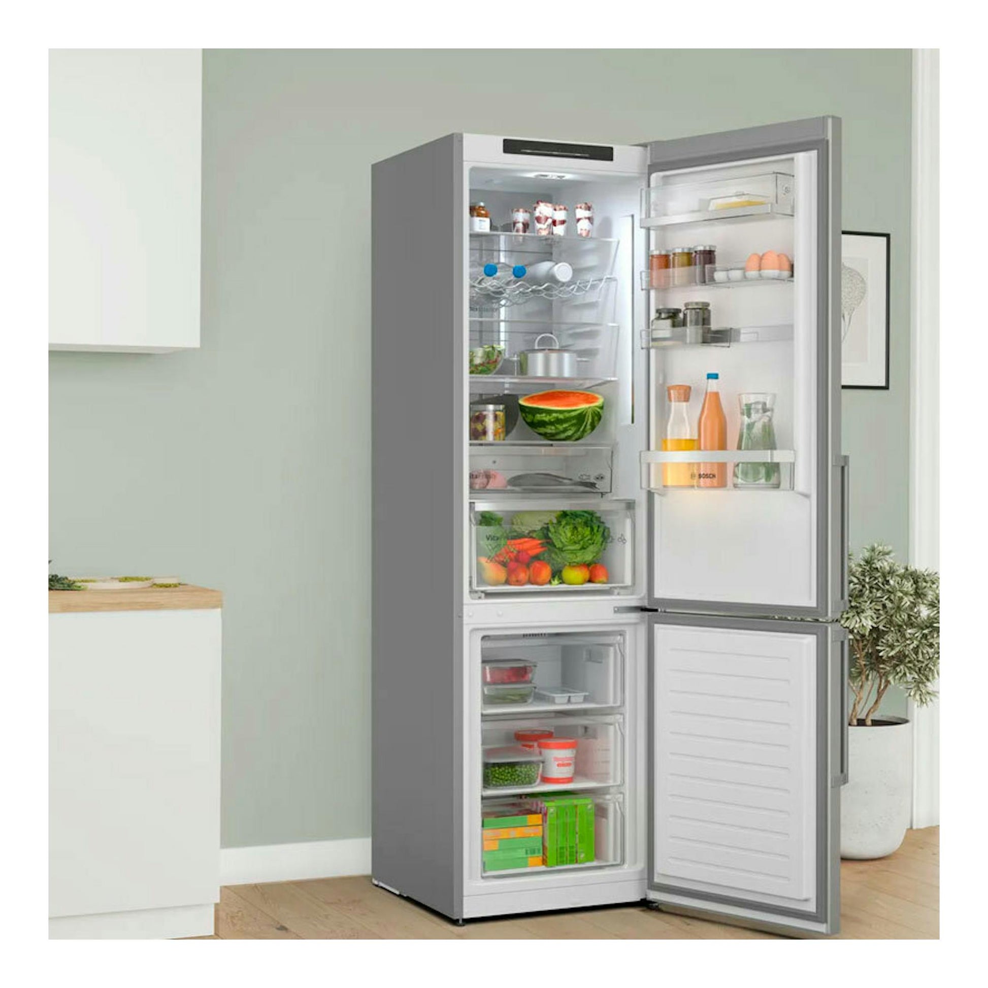 Frigorífico combi Bosch KGN39AIAU inox, abierto en vista frontal, con interior iluminado y estantes visibles.