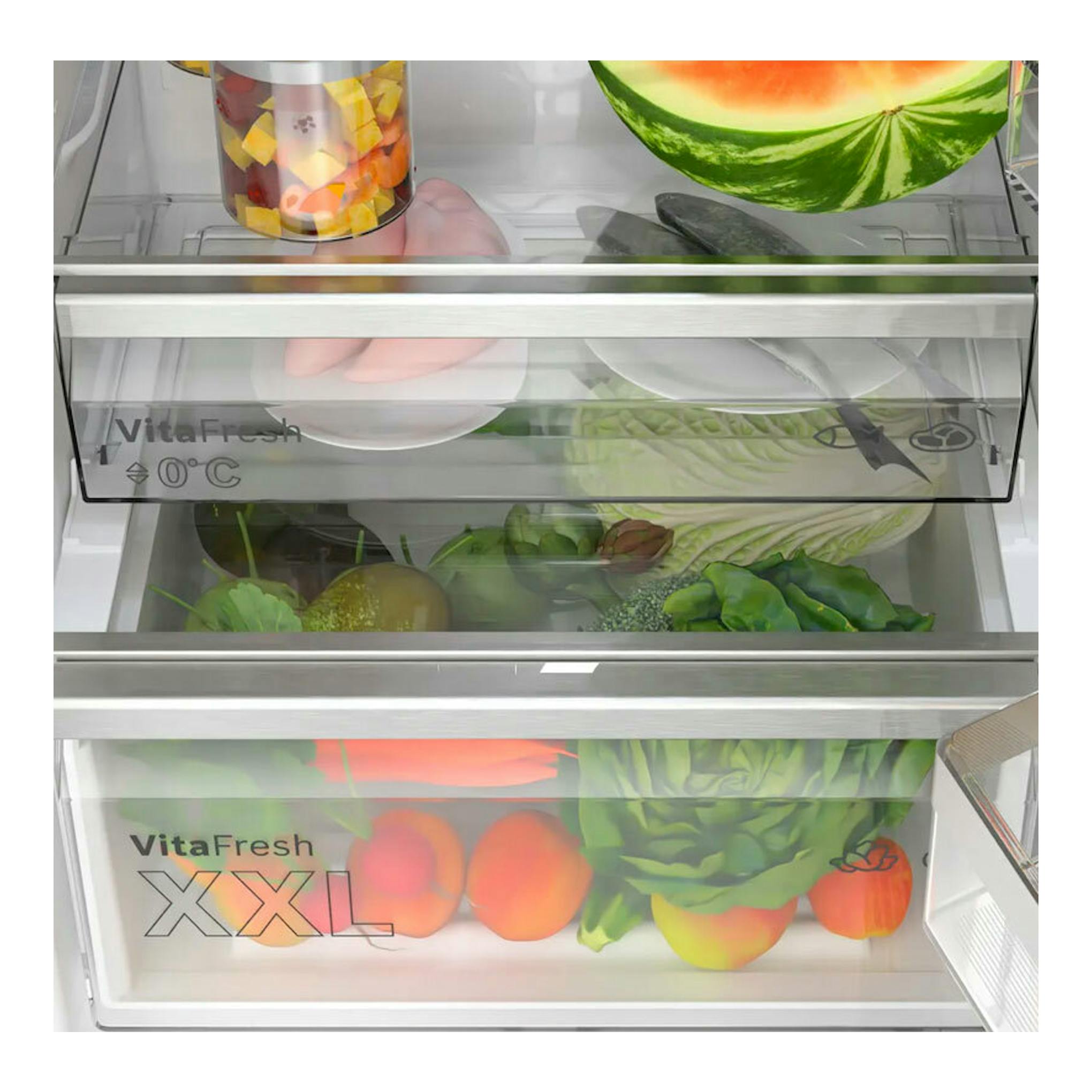 Frigorífico combi Bosch KGN39AIAU inox, interior con cajones VitaFresh y verduras, vista frontal.
