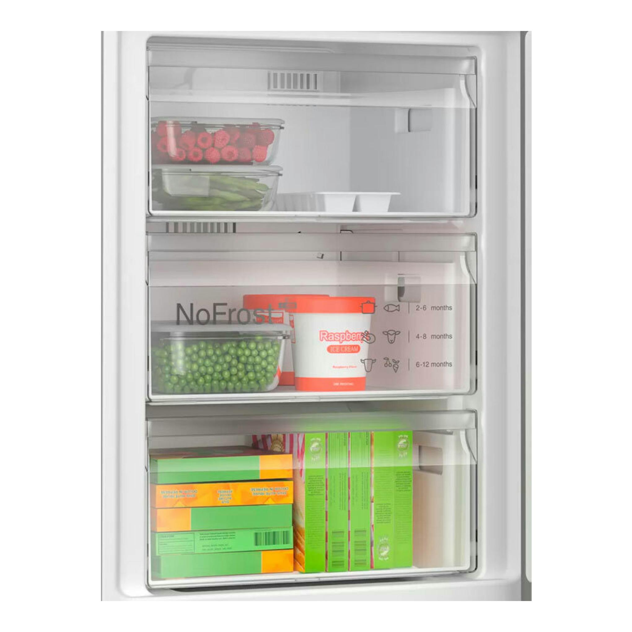 Interior de frigorífico combi Bosch KGN39AIBT Inox, vista frontal con cajones transparentes y alimentos.