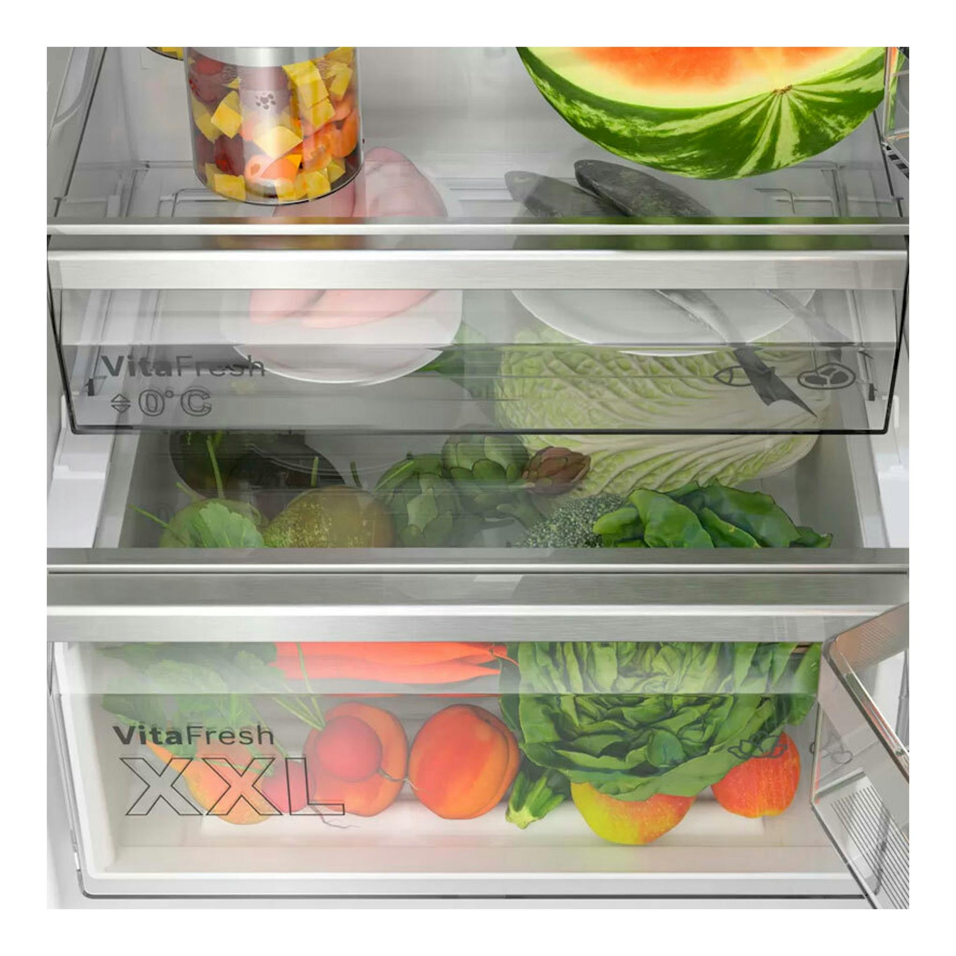Vista interior de frigorífico Bosch KGN39LBCF negro, con cajones VitaFresh llenos de frutas y verduras.
