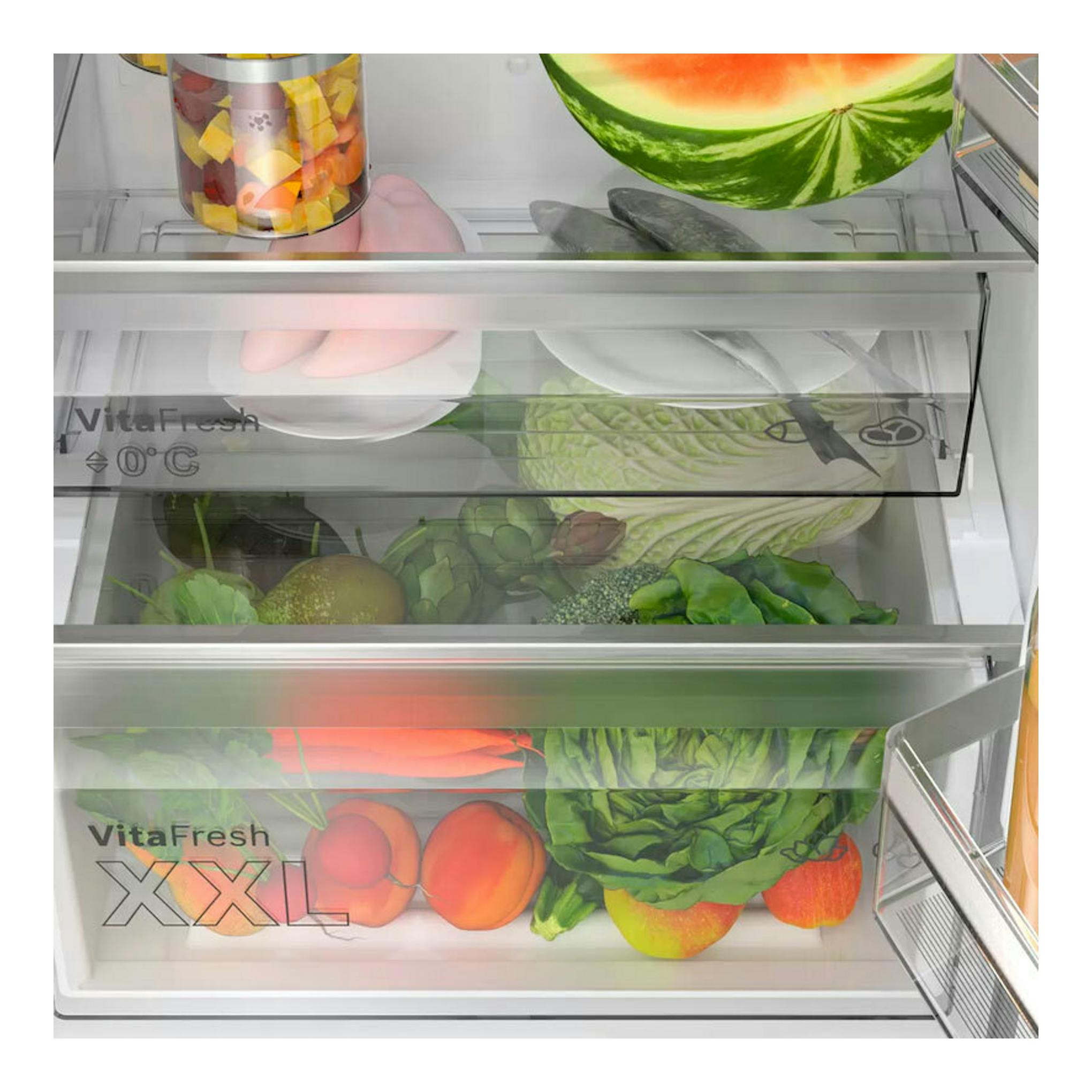Interior de frigorífico Bosch KGN39VIBT inox, con cajones VitaFresh XXL y estantes con alimentos.