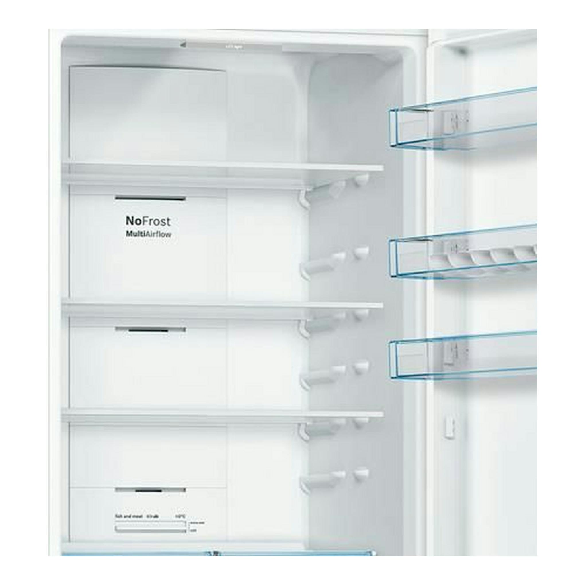 Interior de frigorífico combi Bosch KGN39VWDA blanco, con estantes de vidrio y cajones NoFrost, vista frontal.
