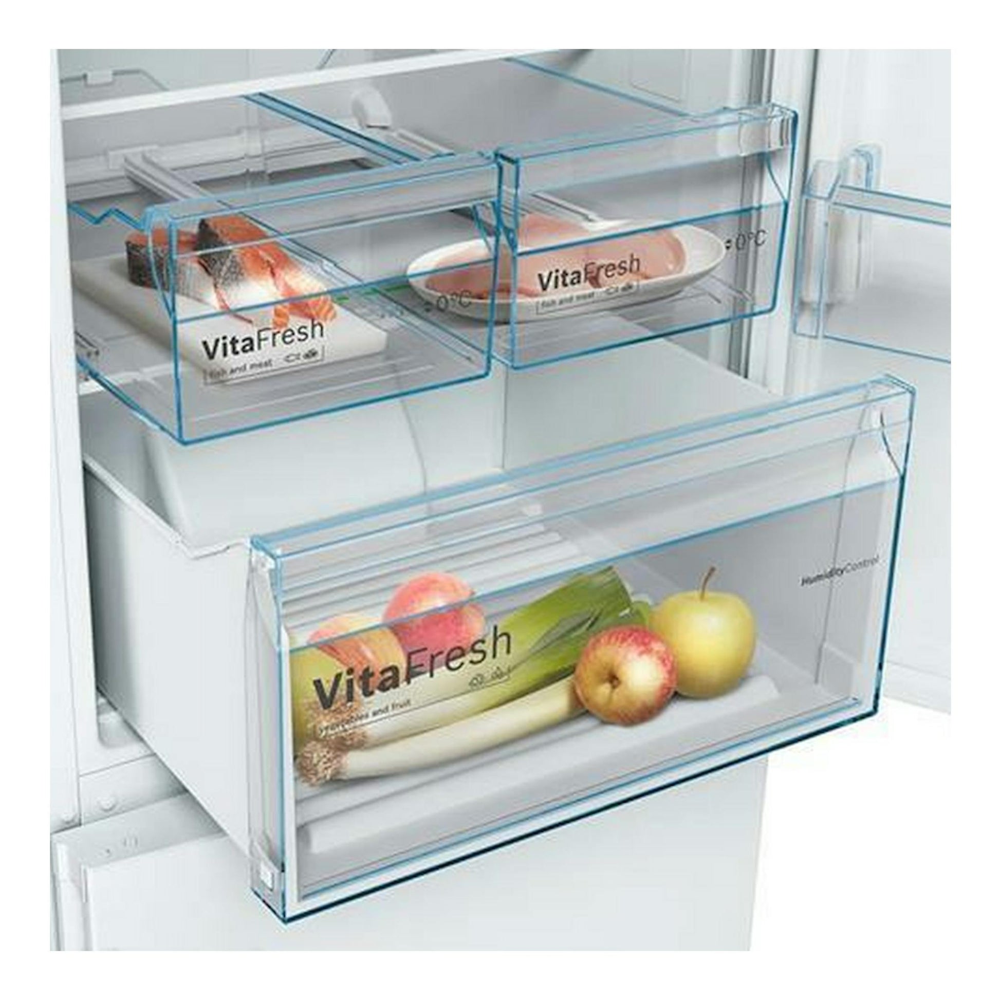 Vista interior de frigorífico combi Bosch KGN39VWDA blanco, con cajones transparentes y alimentos.
