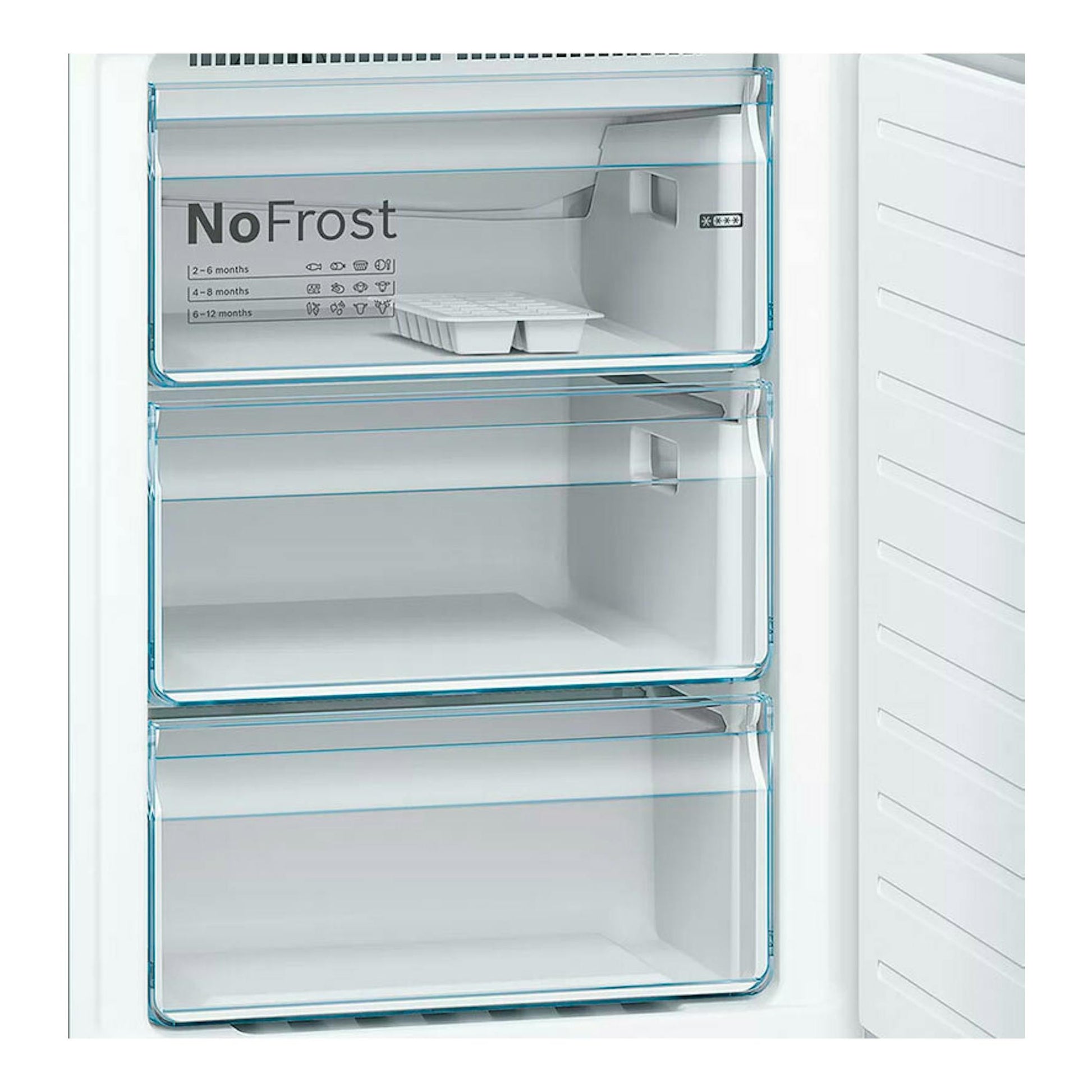 Interior de frigorífico combi Bosch KGN39XIDP en blanco, con tres cajones NoFrost, vista frontal.