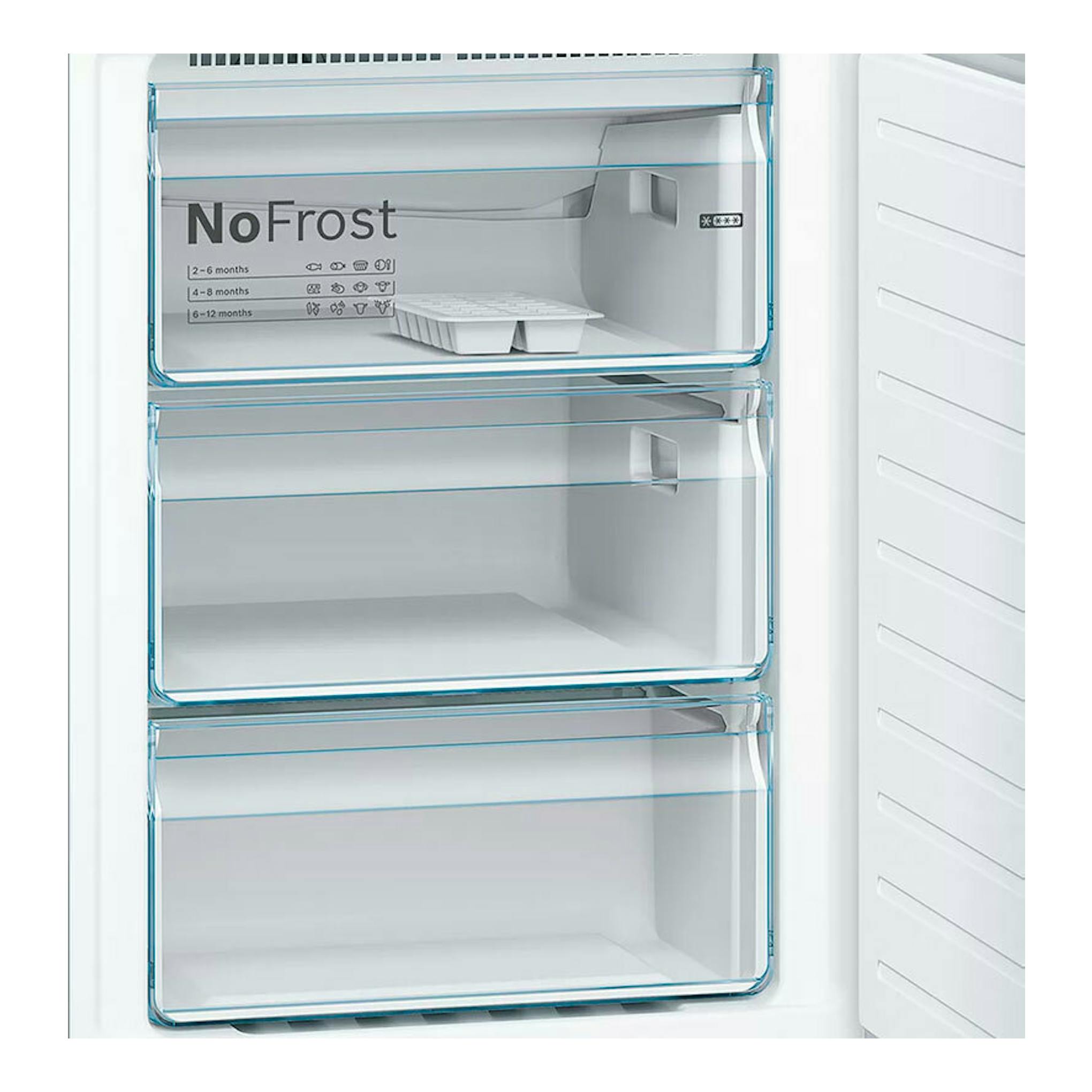 Interior de frigorífico combi Bosch KGN39XIDP en blanco, con tres cajones NoFrost, vista frontal.