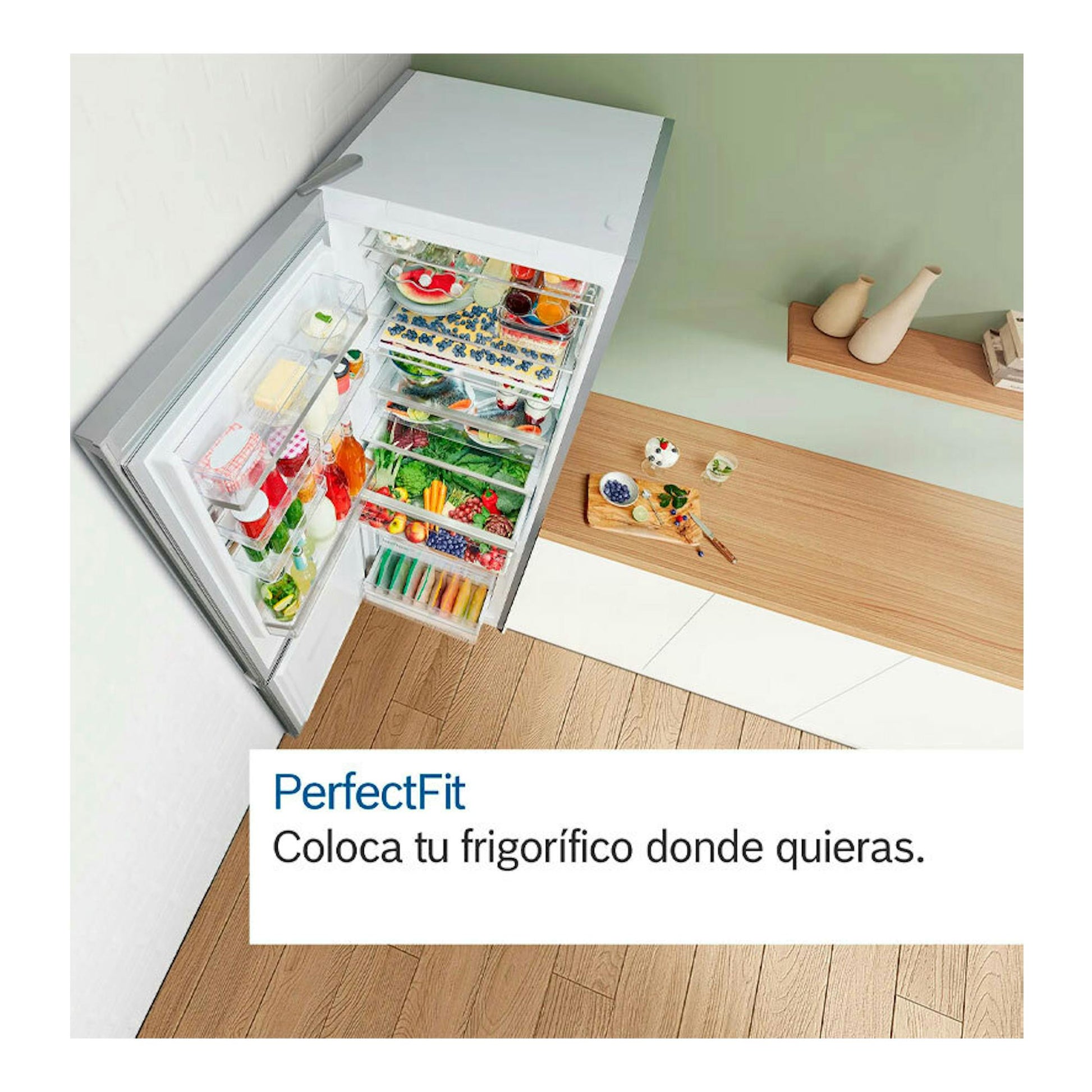 Frigorífico combi Bosch KGN39XIDP inox, vista cenital con la puerta abierta y estantes llenos de alimentos.