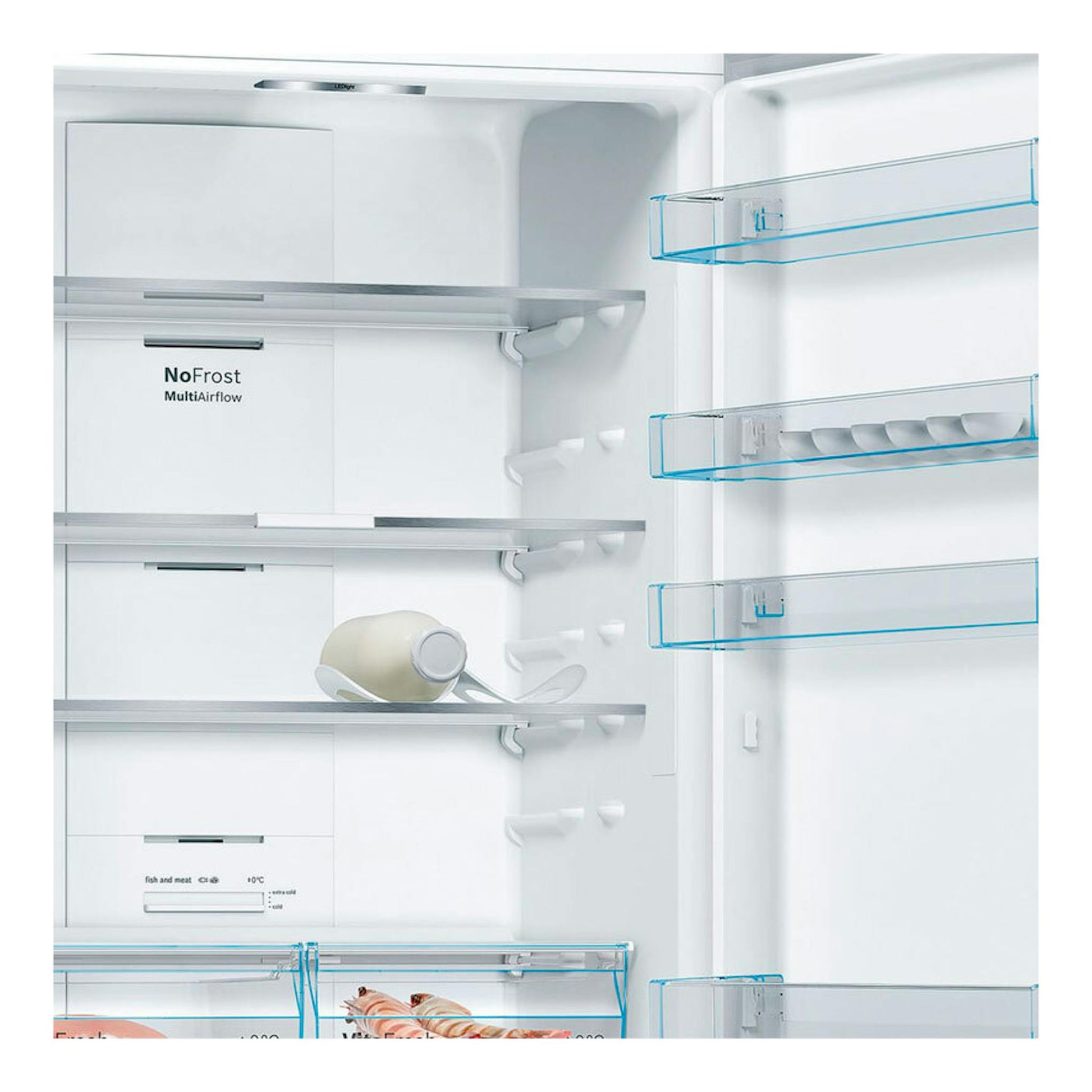 Interior de frigorífico Bosch KGN493IDA inox, vista frontal abierta, con estantes y cajones blancos.