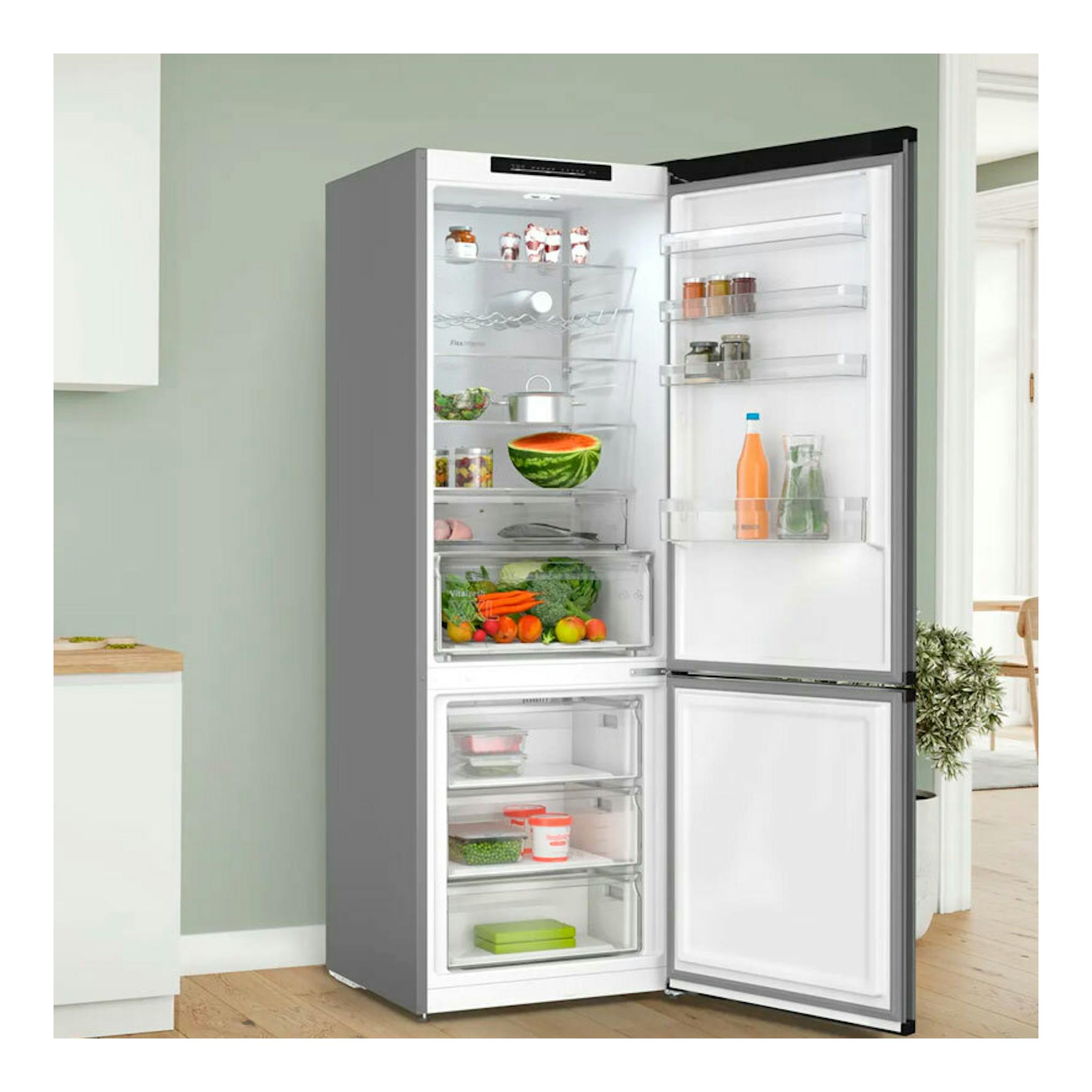 Frigorífico combi Bosch KGN49OCAF inox, frontal, con puertas abiertas e interior visible.