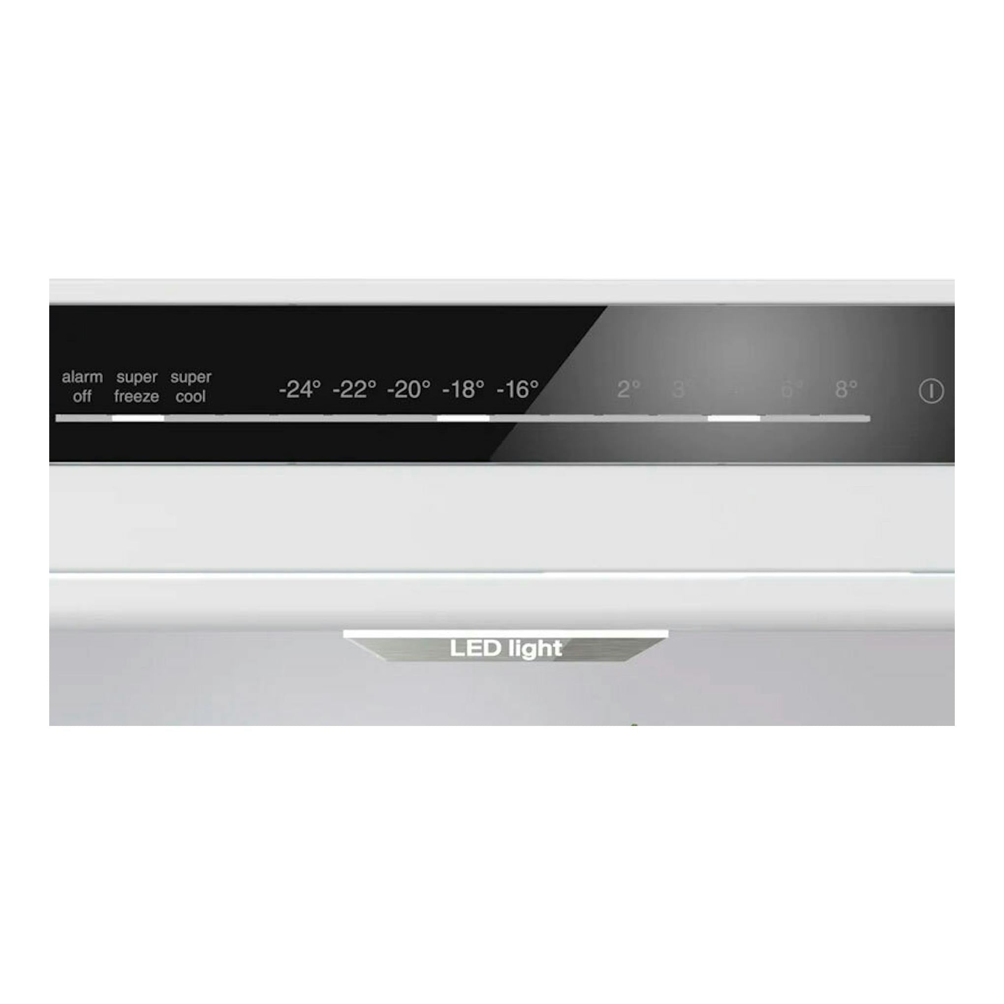 Bosch KGN49OCAF, primer plano del panel de control en acero inox con temperaturas y texto LED light.