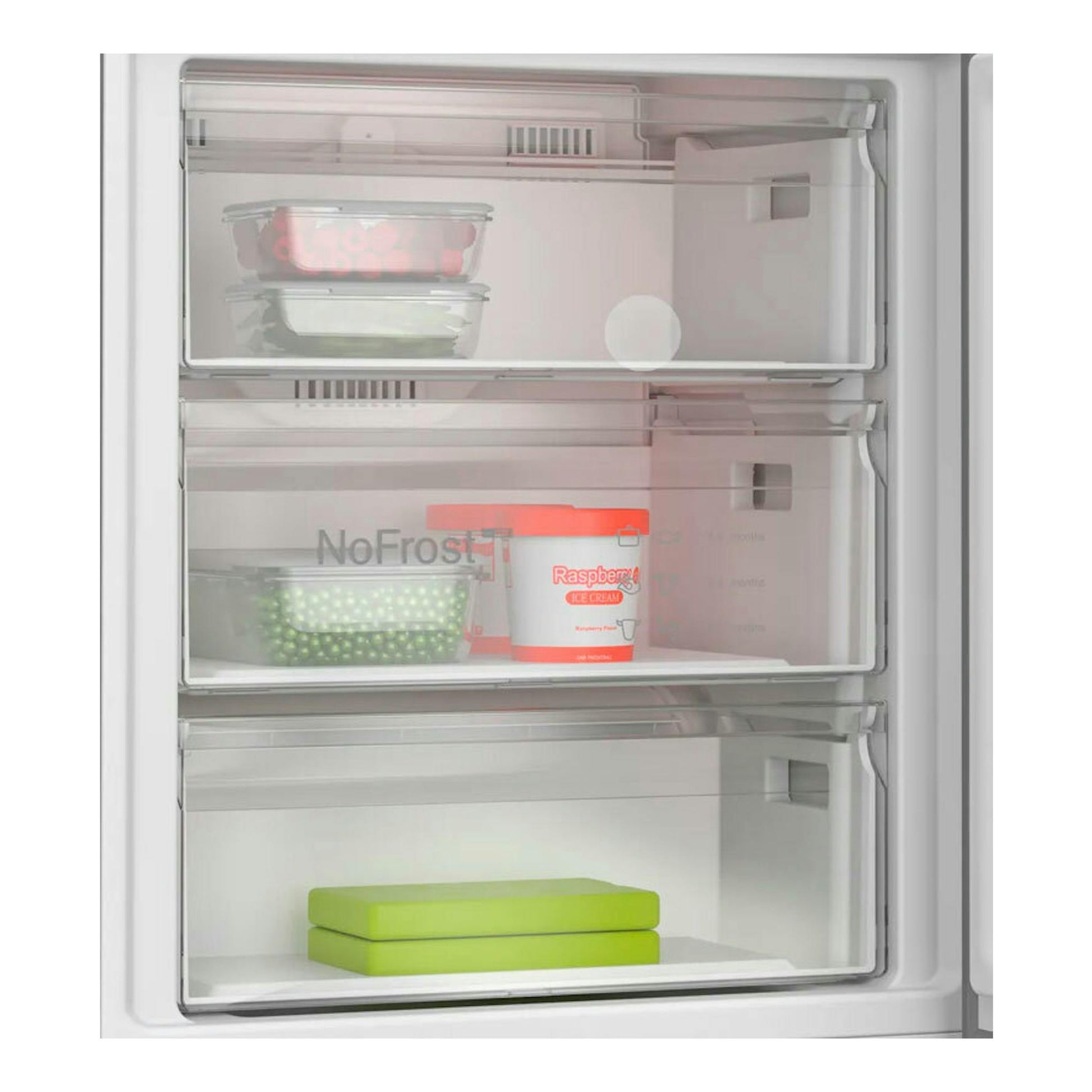 Vista frontal del interior de un frigorífico combi Bosch KGN49OCAF Inox, con cajones transparentes.