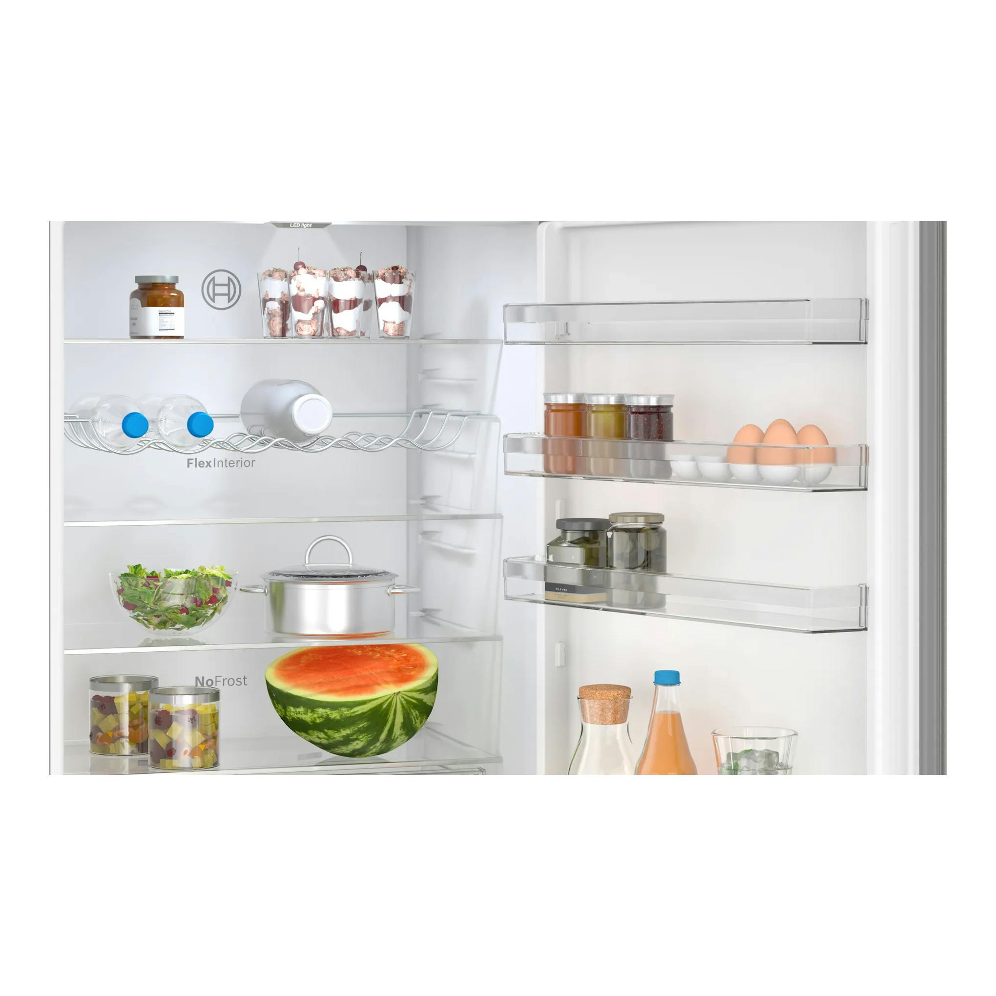Interior frontal de frigorífico Bosch KGN49VICT blanco, con estantes de cristal y alimentos.