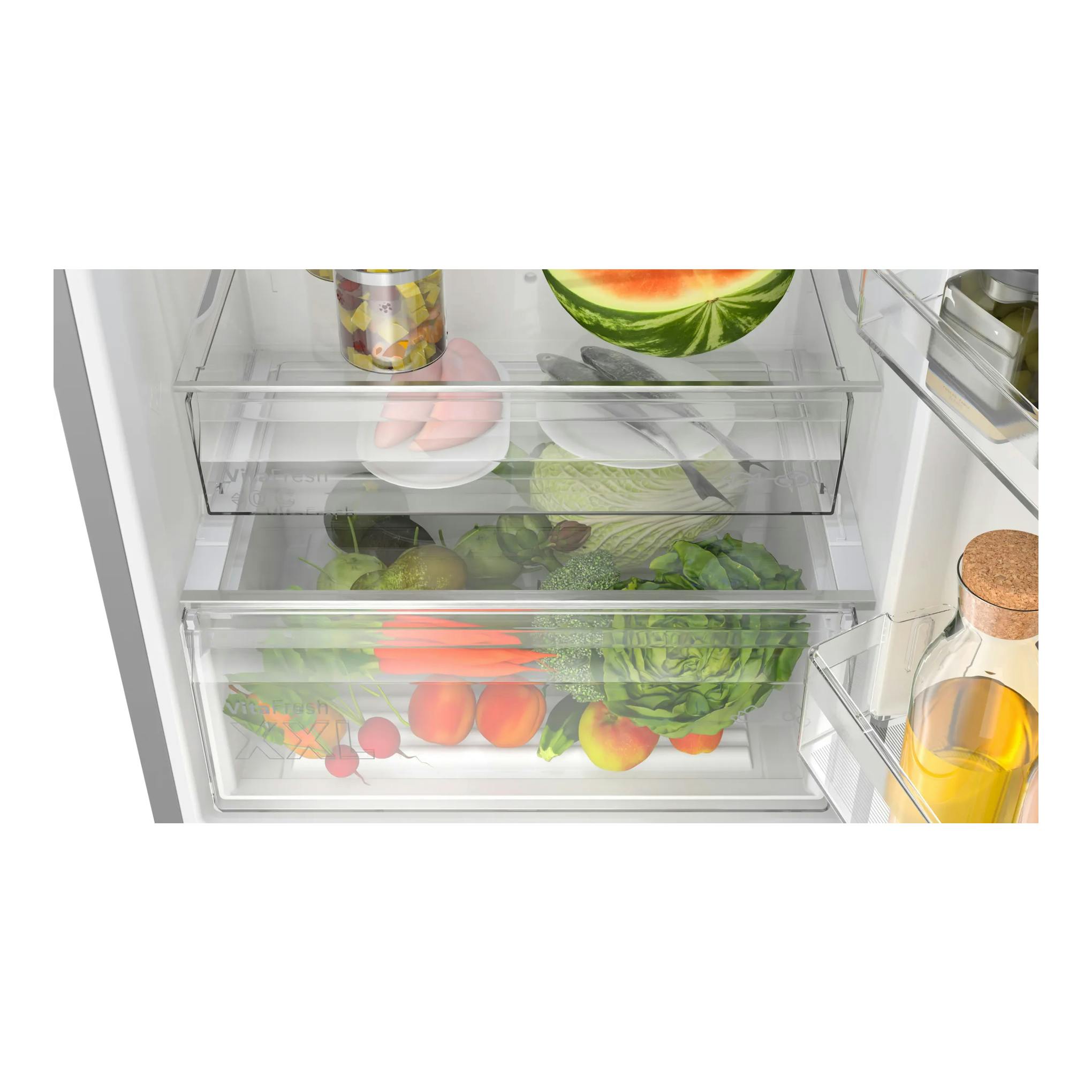 Interior de frigorífico Bosch KGN49VICT, vista frontal de cajones transparentes con frutas y verduras.