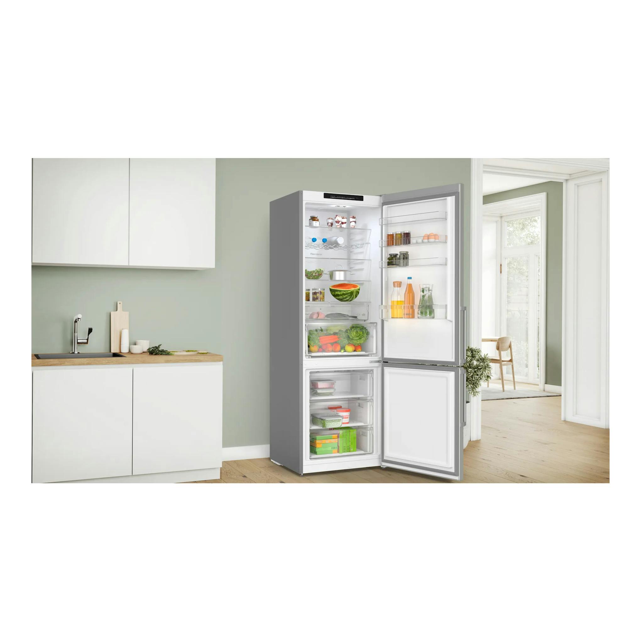 Frigorífico combi Bosch KGN49VICT inox, vista frontal con la puerta abierta y compartimentos visibles.