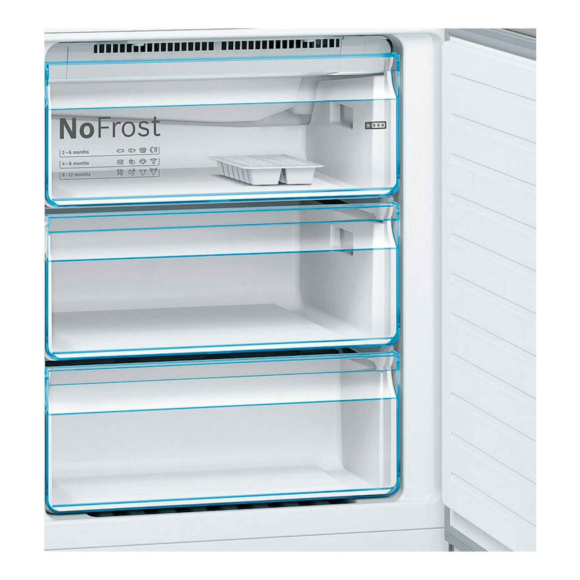 Vista frontal del interior de un frigorífico combi Bosch KGN49XIEA en acero, con tres cajones transparentes.