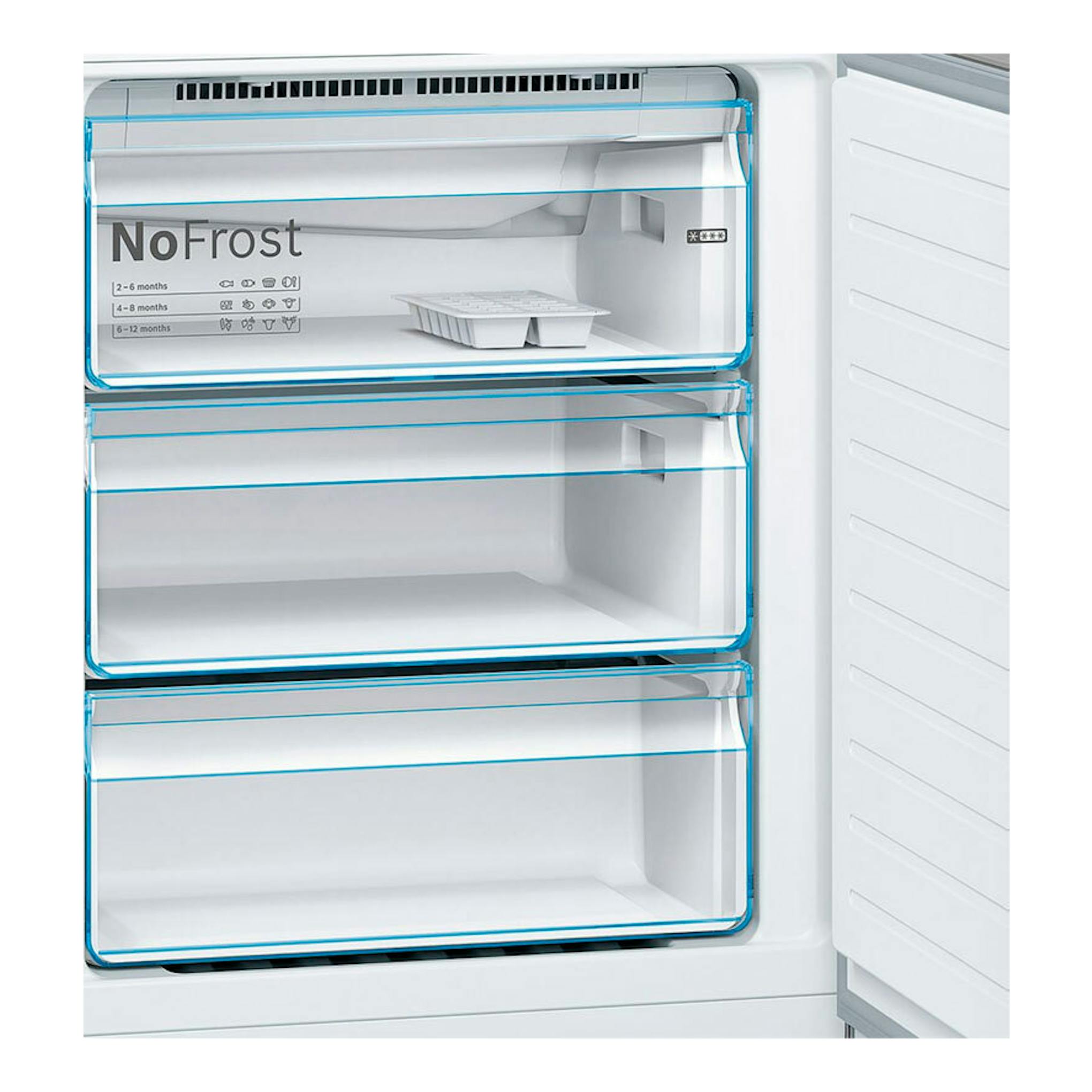 Vista frontal del interior de un frigorífico combi Bosch KGN49XIEA en acero, con tres cajones transparentes.