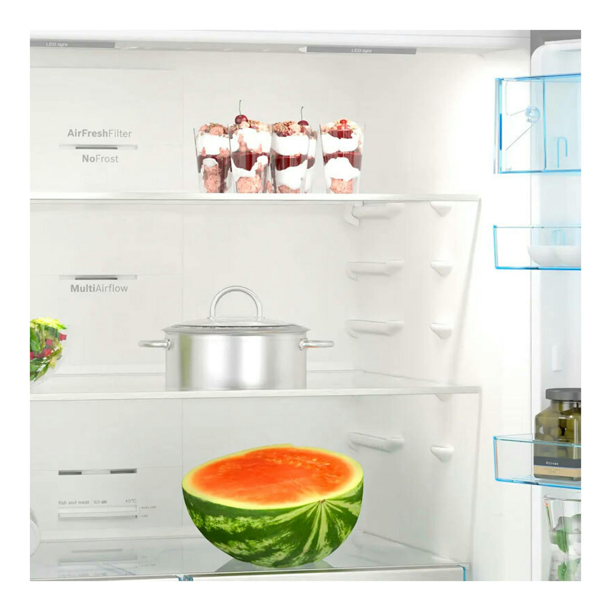 Interior de frigorífico combi Bosch KGN86VIEA blanco, vista frontal con estantes y alimentos.