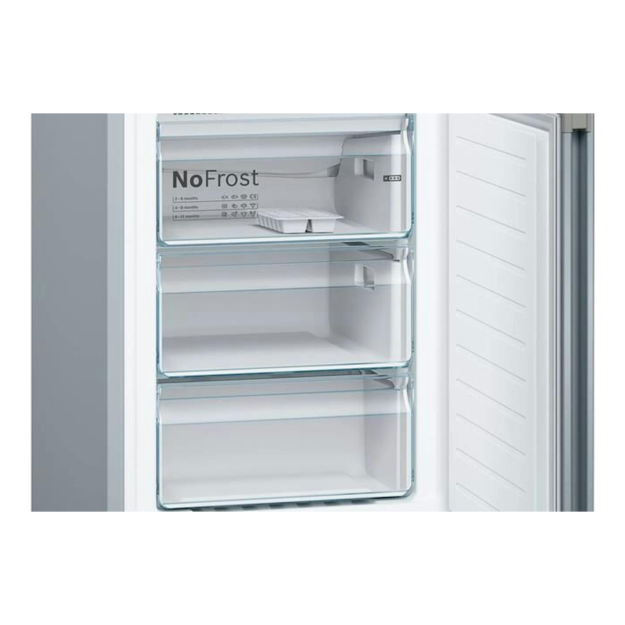 Vista frontal del interior de un frigorífico combi Bosch KVN39IFEA blanco, con cajones NoFrost transparentes.