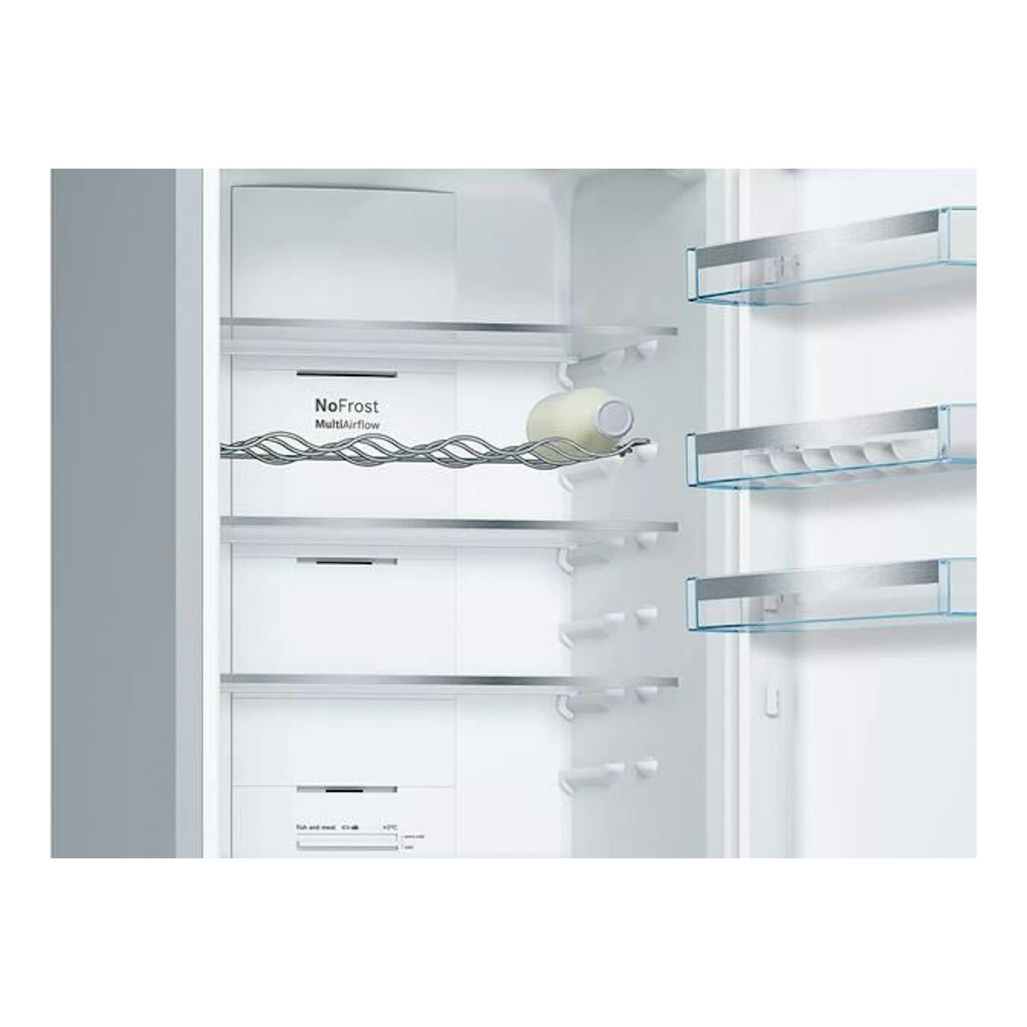 Vista frontal del interior de un frigorífico combi Bosch KVN39IFEA, blanco, con estantes de puerta.