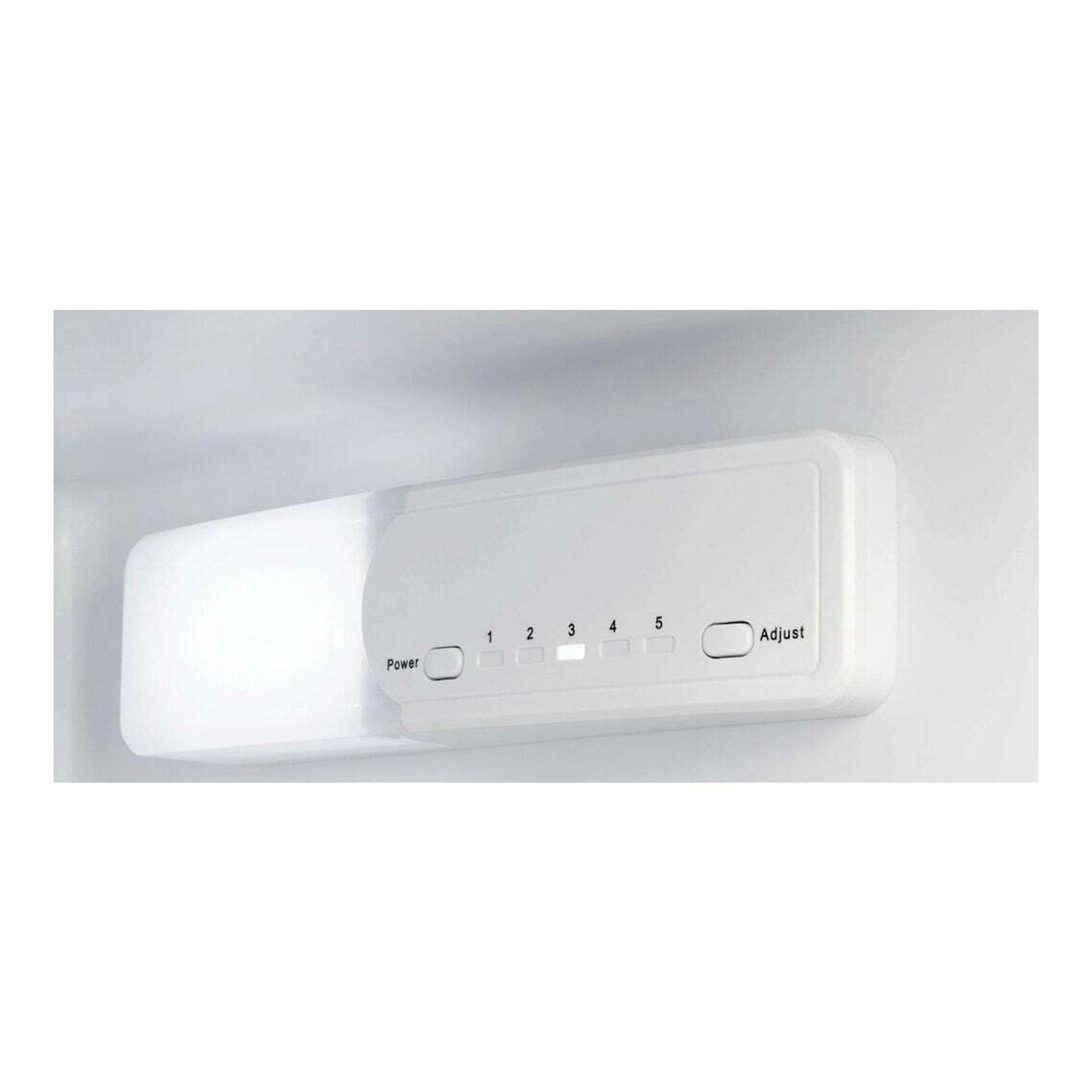 Interior de frigorífico blanco con panel de control superior, botones Power y Adjust y niveles 1 a 5.