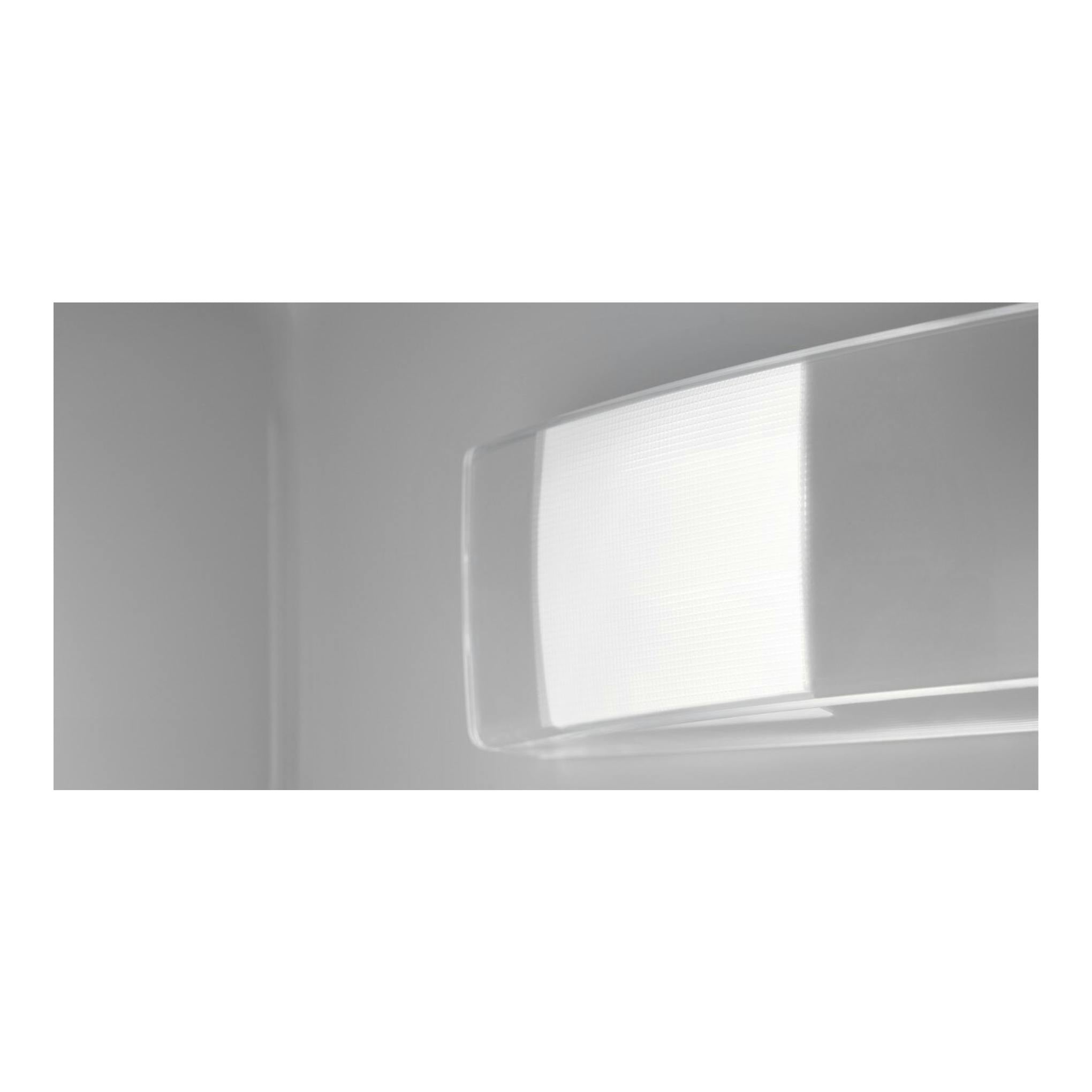 Interior de frigorífico integrable Electrolux LNA6LE18S, vista en blanco con luz interior.
