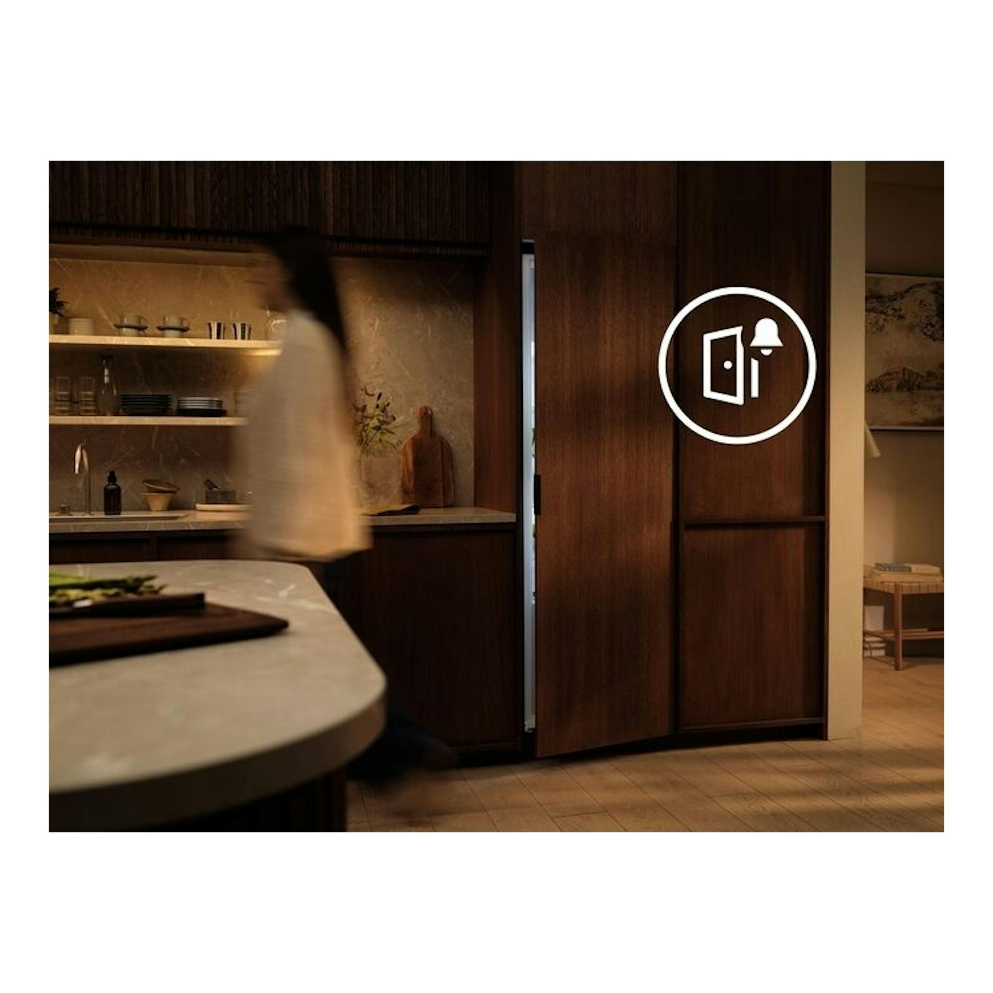 Vista frontal de frigorífico combi integrable Electrolux LNA6LE18S tras paneles de madera.