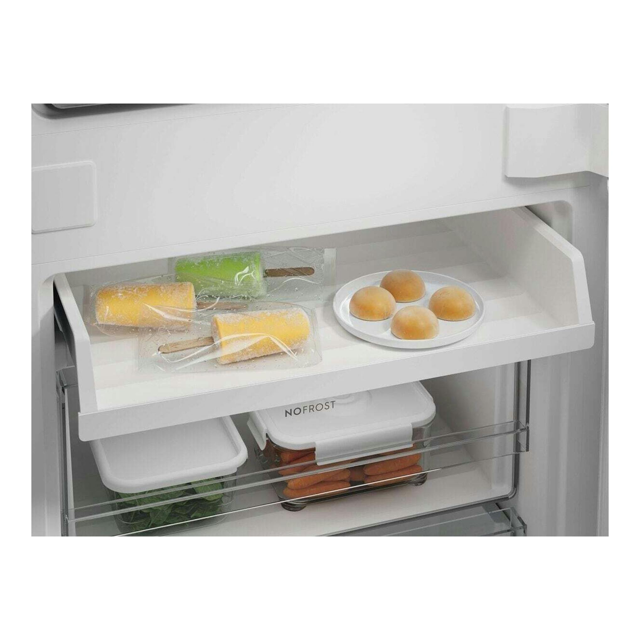 Frigorífico combi integrable Electrolux LNN3CE18S, interior blanco No Frost con estantes y cajones, vista frontal.