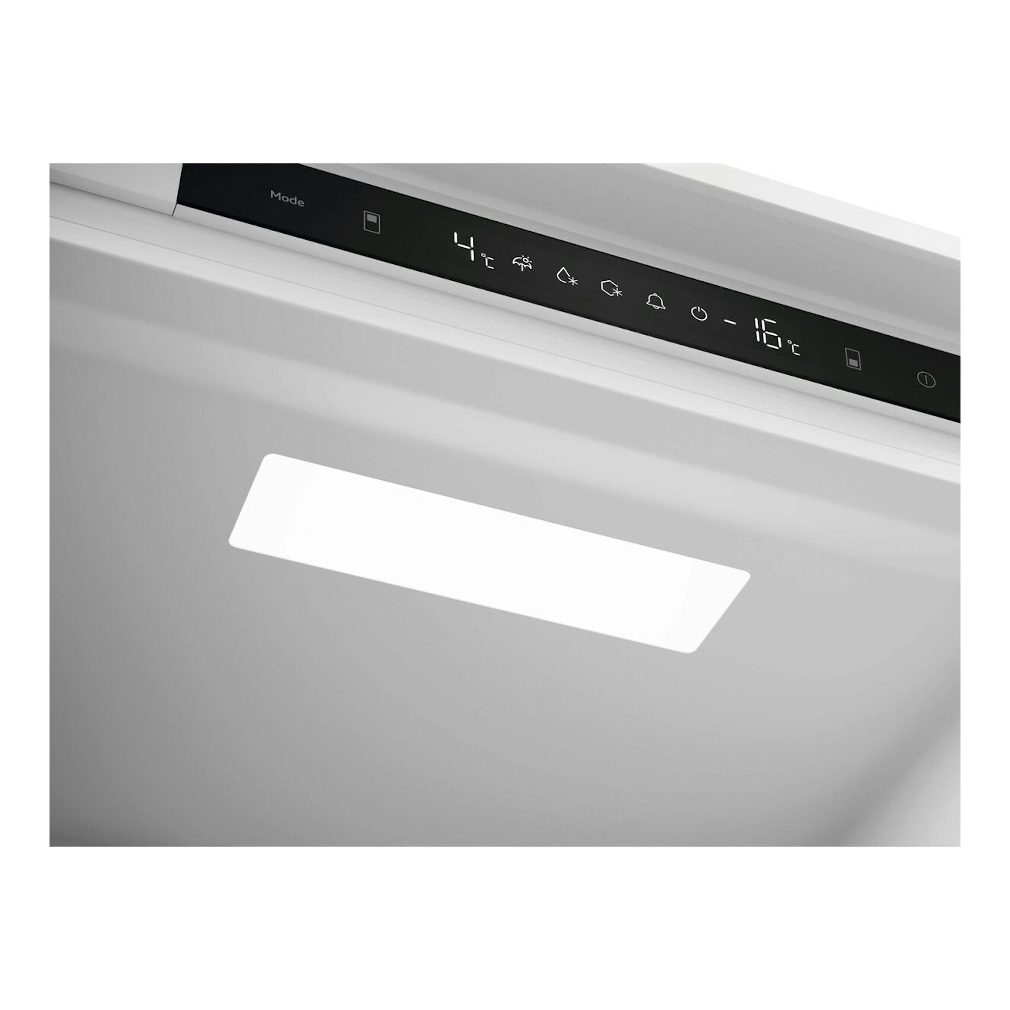 Frigorífico integrable Electrolux LNN3CE18S en blanco, vista en detalle del panel superior negro con display LED.