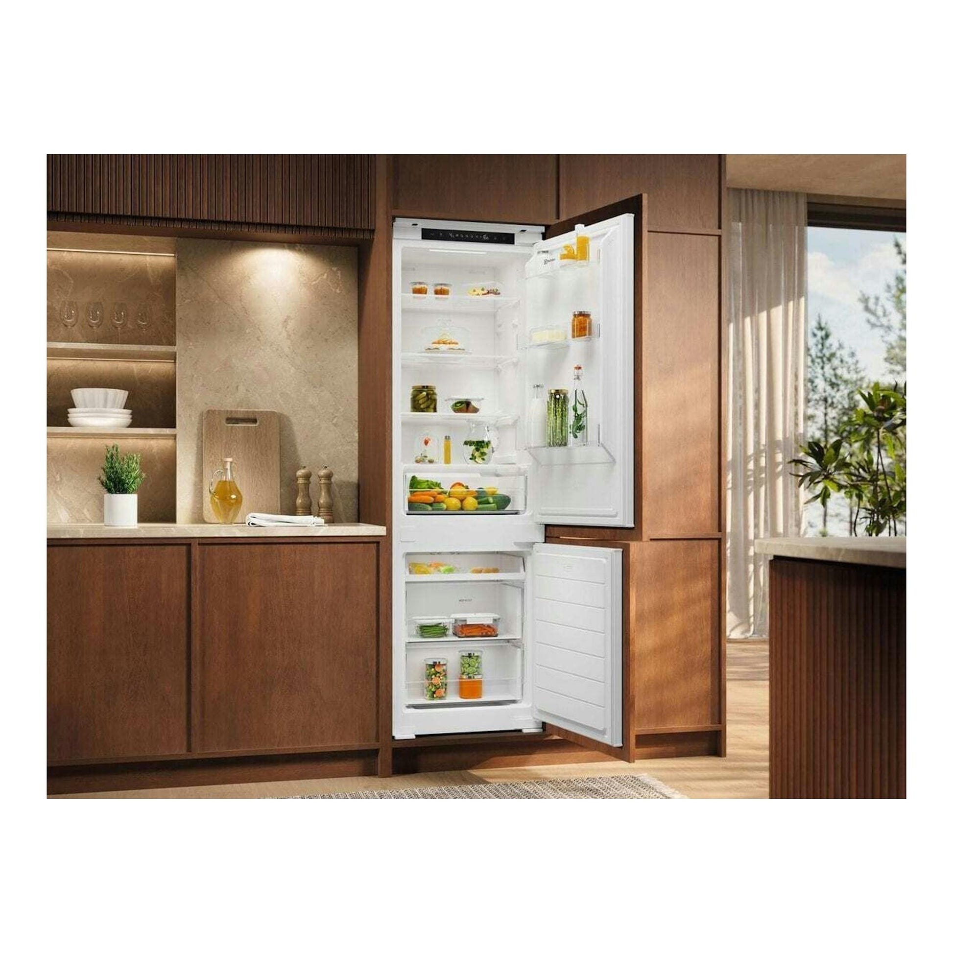 Frigorífico combi Electrolux LNN3CE18S integrable, blanco, abierto, con interior visible en cocina de madera.