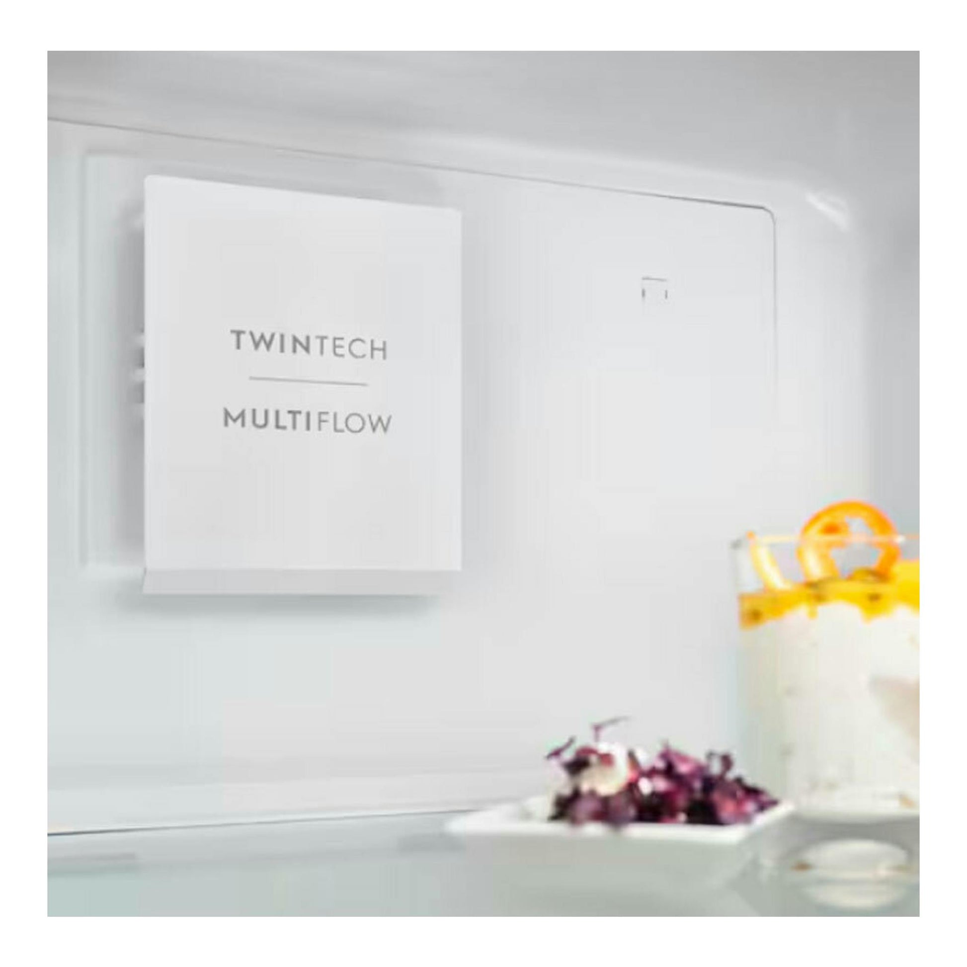 Interior de frigorífico blanco Electrolux LNT5ME32W1 con panel TwinTech Multiflow y balda.