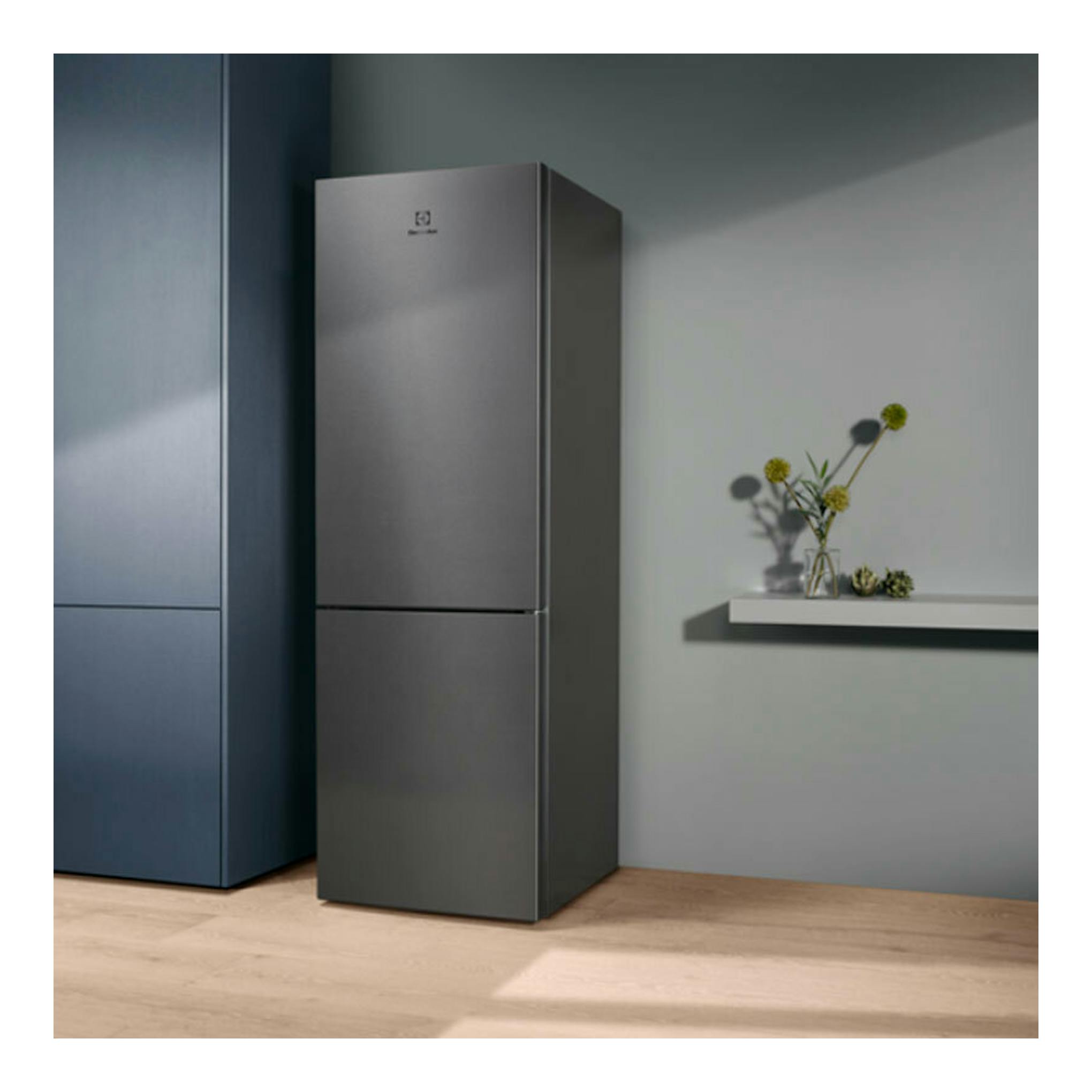 Frigorífico combi Electrolux LNT6ME32U2 inox, vista frontal ligeramente inclinada, en gris oscuro.