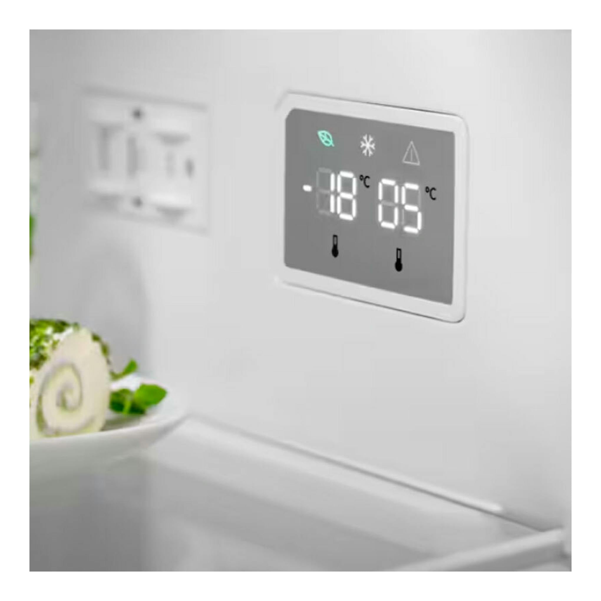 Interior de frigorífico combi Electrolux LNT6ME36U blanco, con panel digital y un plato de comida.