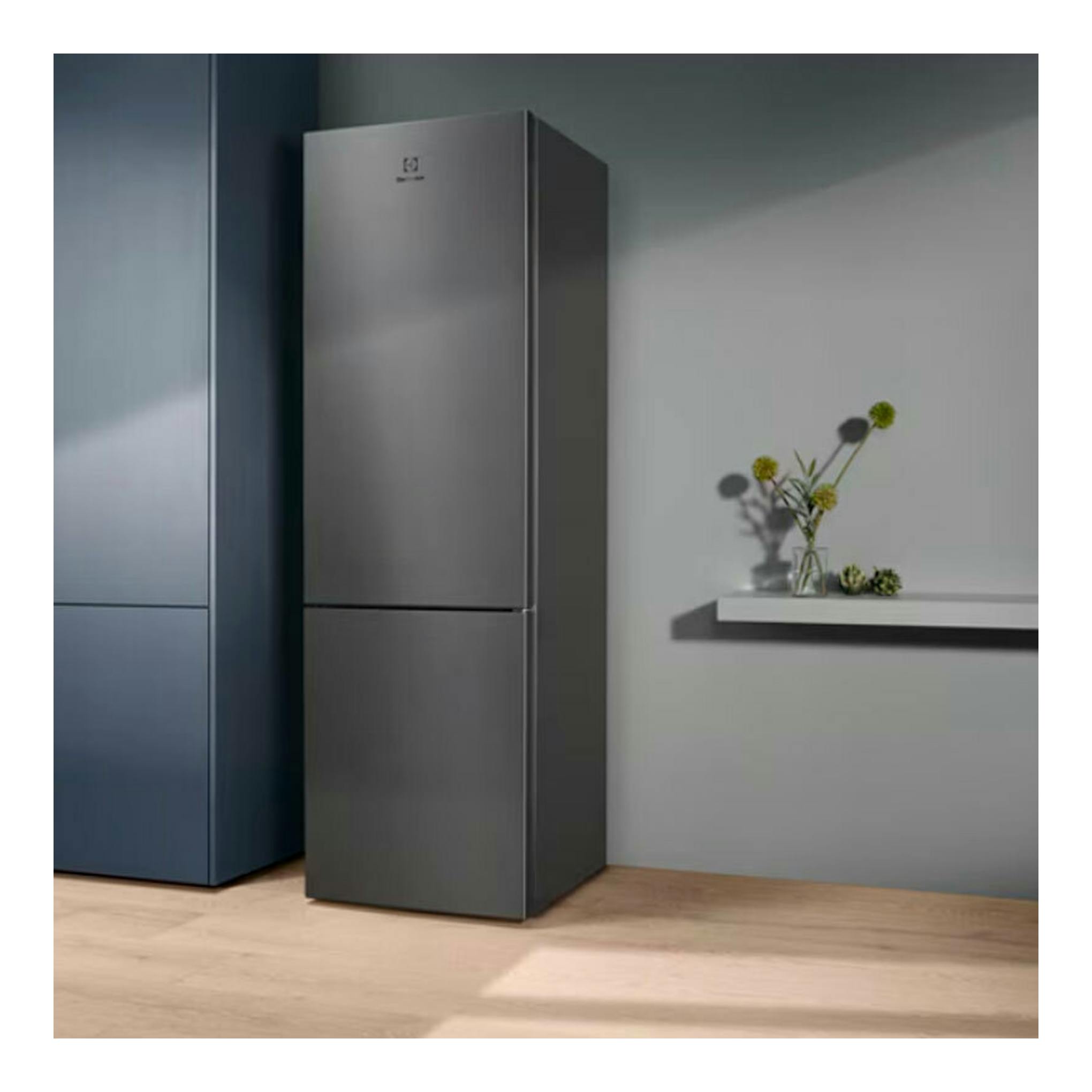 Frigorífico combi Electrolux LNT6ME36U inox, vista frontal en ángulo, con dos puertas y acabado gris metalizado.
