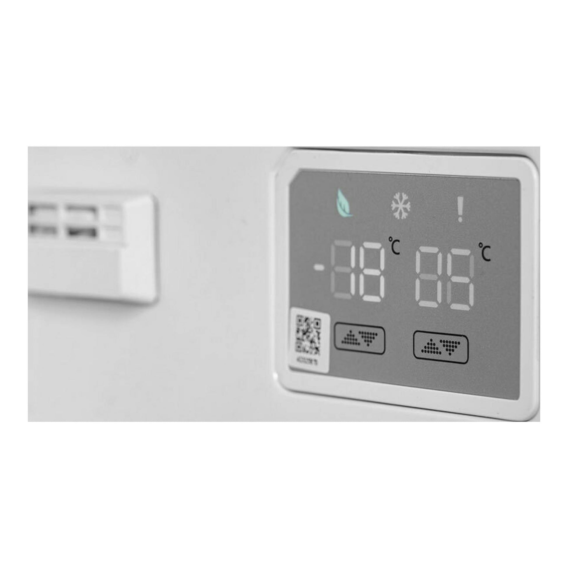 Primer plano del panel de control frontal de un frigorífico Exquisit KGC350-NF-040E, en blanco y gris.
