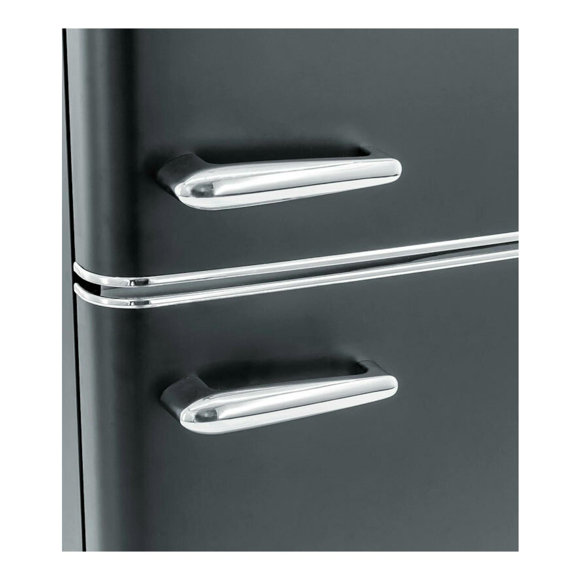 Frigorífico combi Exquisit RKGC250-70-H-160E negro mate, vista frontal parcial con tiradores cromados.