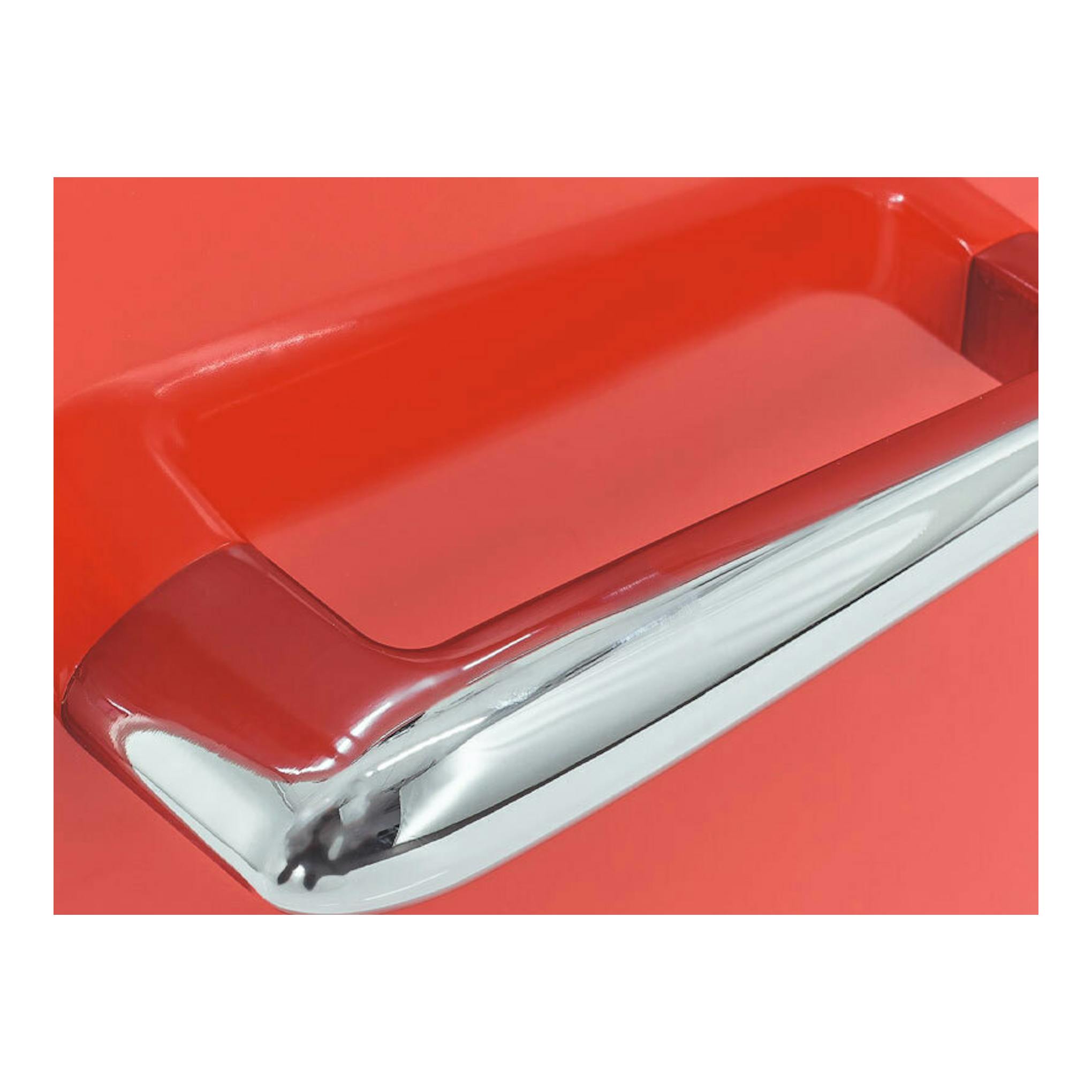 Frigorífico combi Exquisit RKGC250-70-H-160E rojo, primer plano de una esquina y borde cromado.