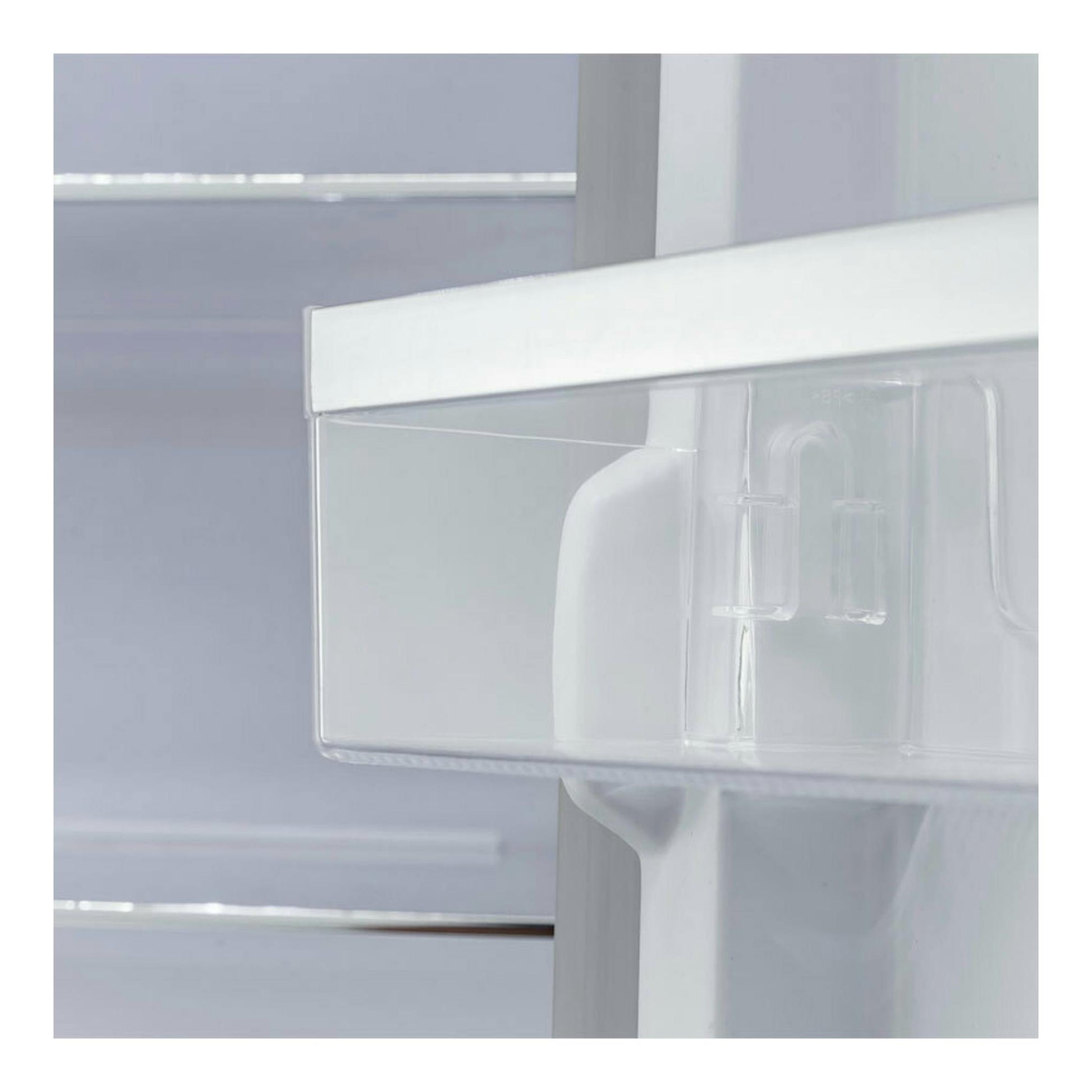 Primer plano del interior de un frigorífico blanco, con cajón transparente y estante gris.