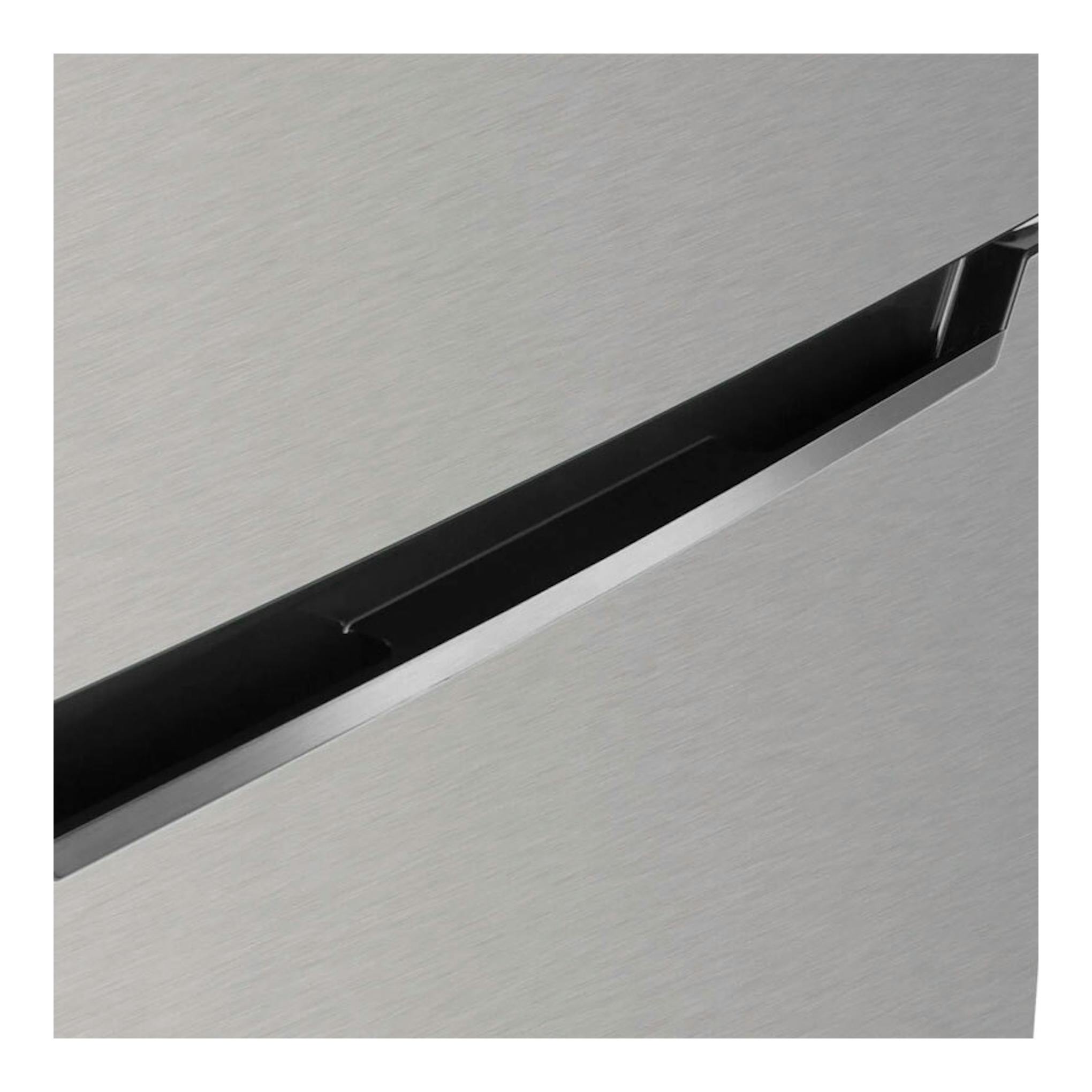 Frigorífico combi Fagor 3FFK-5510X inox, detalle en primer plano de asa negra sobre puerta de acero.