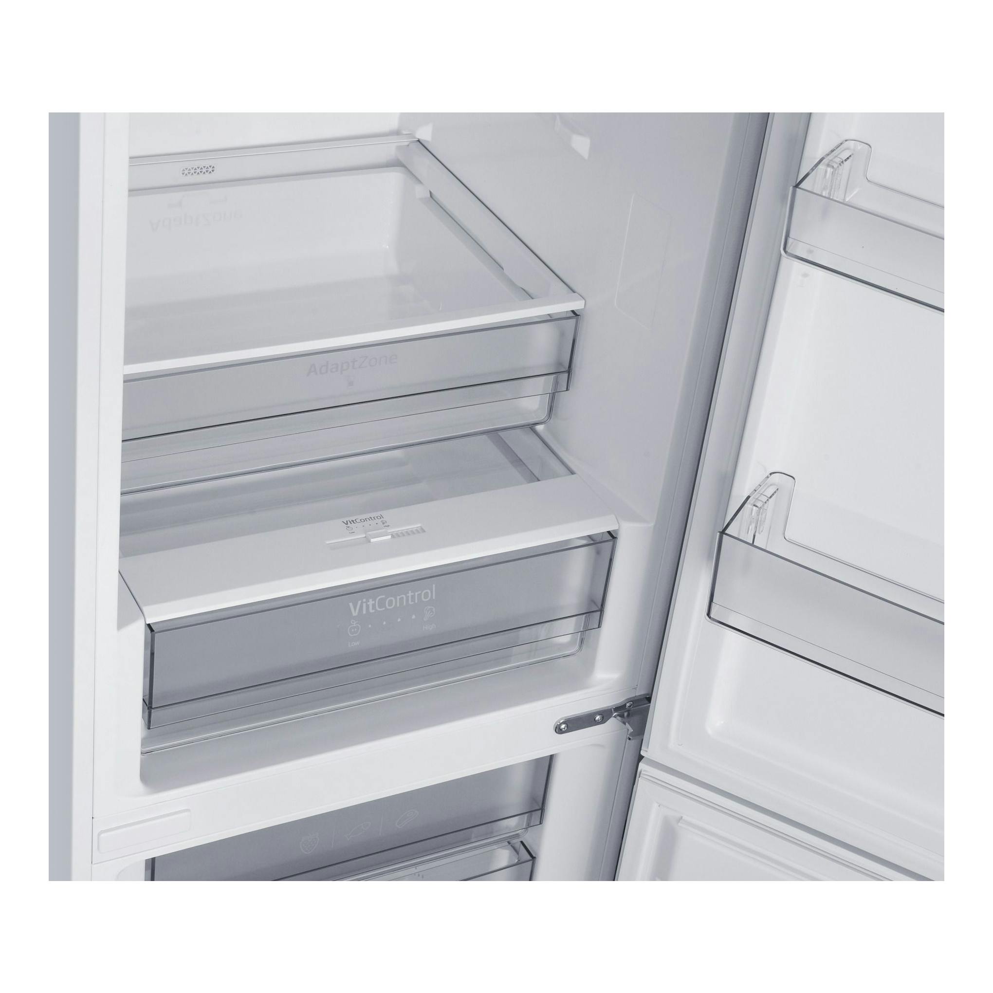 Interior de frigorífico combi Fagor 3FFK-6677 en blanco, con cajones transparentes y puerta abierta.