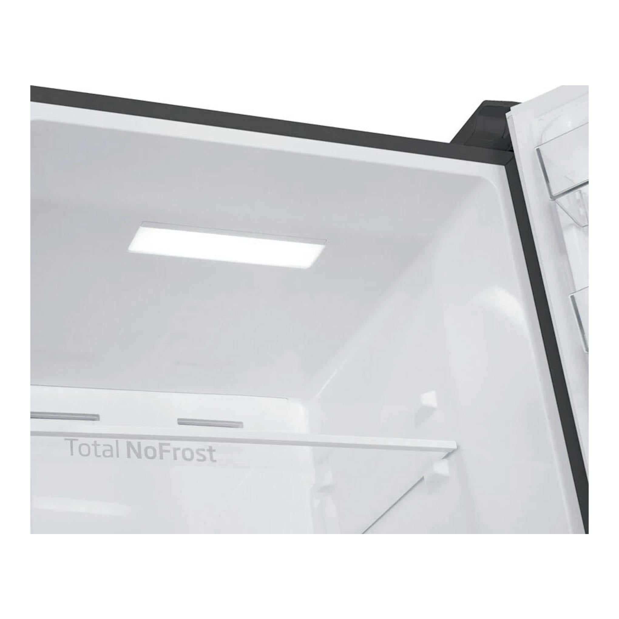 Interior de frigorífico combi Fagor 3FFK-6677X Inox, vista parcial con estante y luz, Total NoFrost.