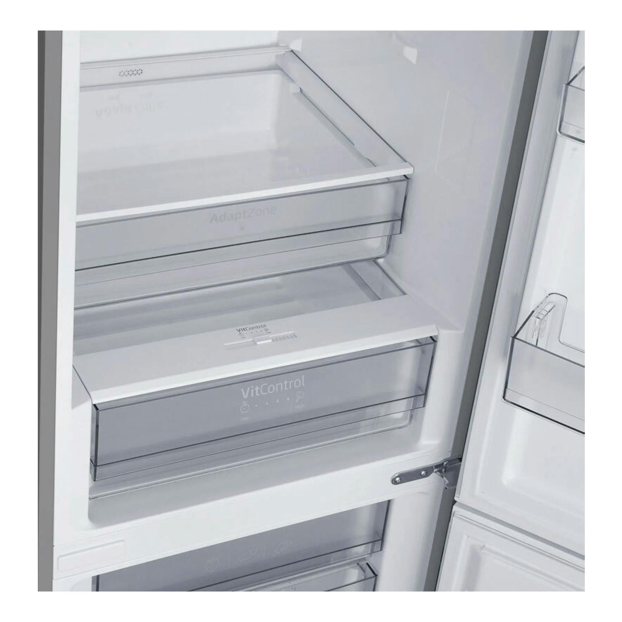 Interior de frigorífico combi Fagor 3FFK-6677X, con cajones transparentes y estantes blancos.