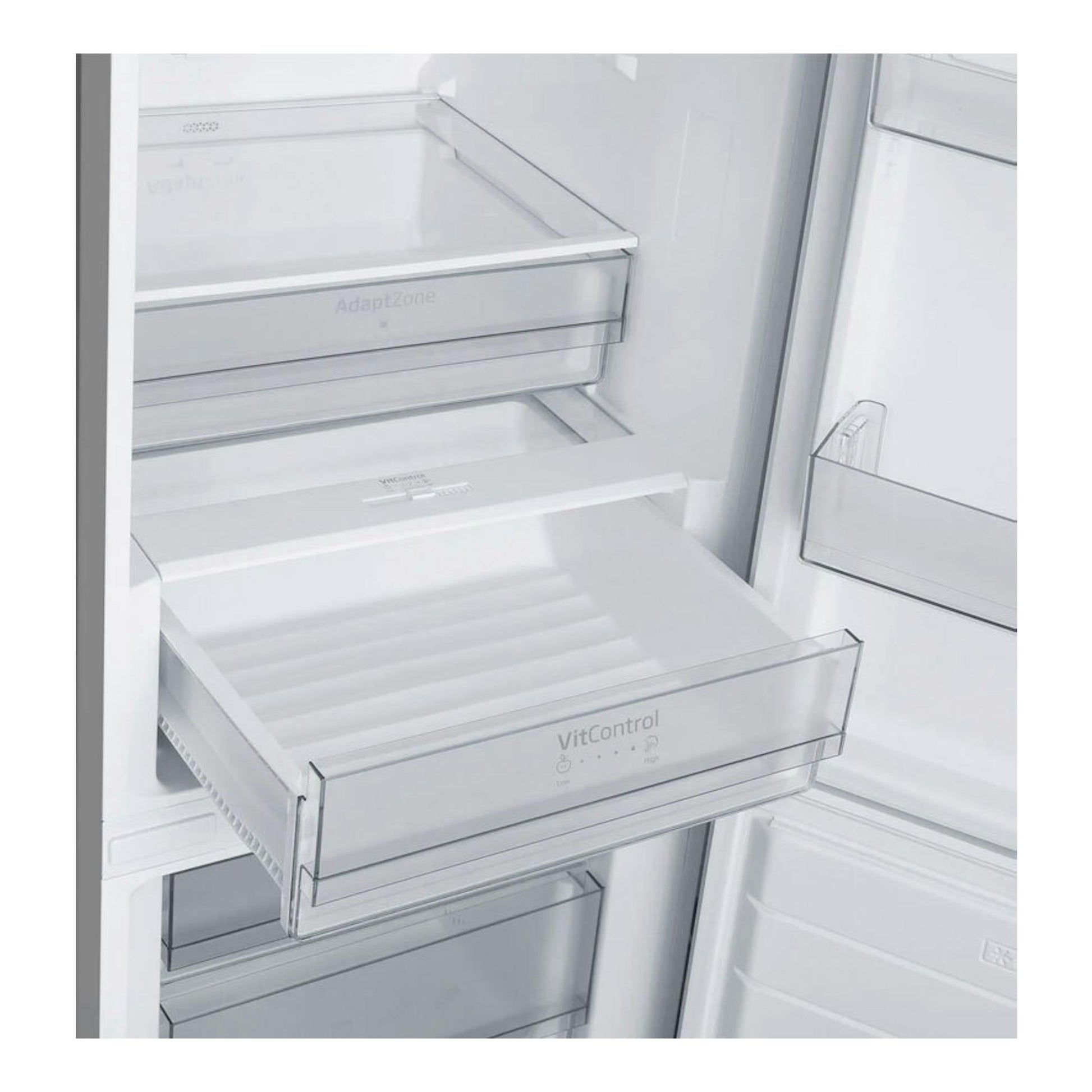Interior de frigorífico combi Fagor 3FFK-6677X en blanco, con cajones transparentes y estantes.