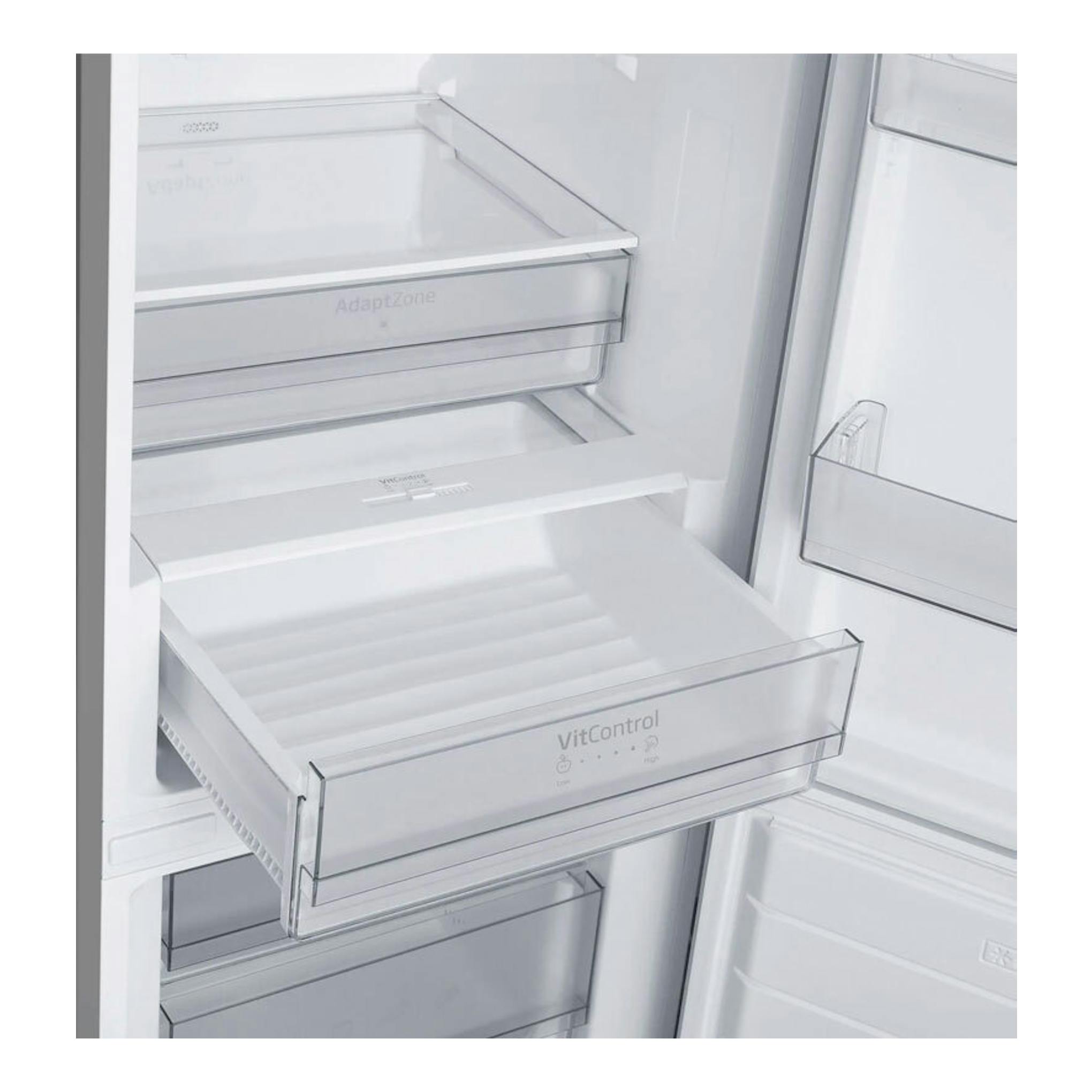 Interior de frigorífico combi Fagor 3FFK-6677X en blanco, con cajones transparentes y estantes.