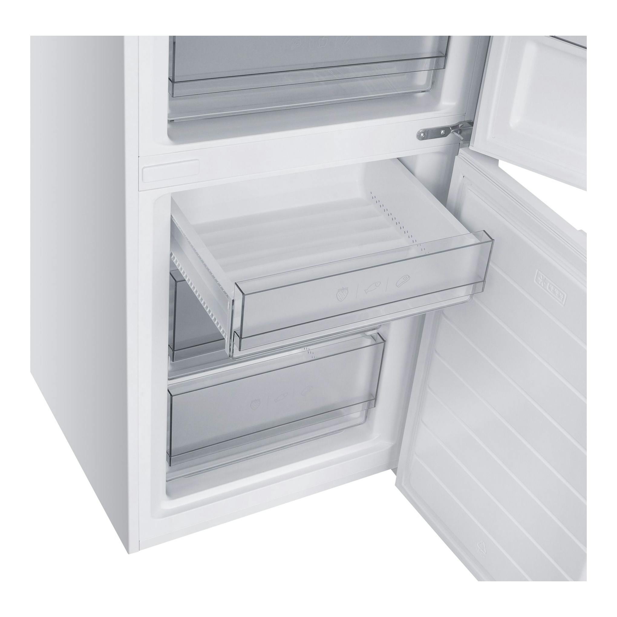 Interior de frigorífico combi Fagor 3FFK-6877, con cajones transparentes blancos, vista frontal parcial.