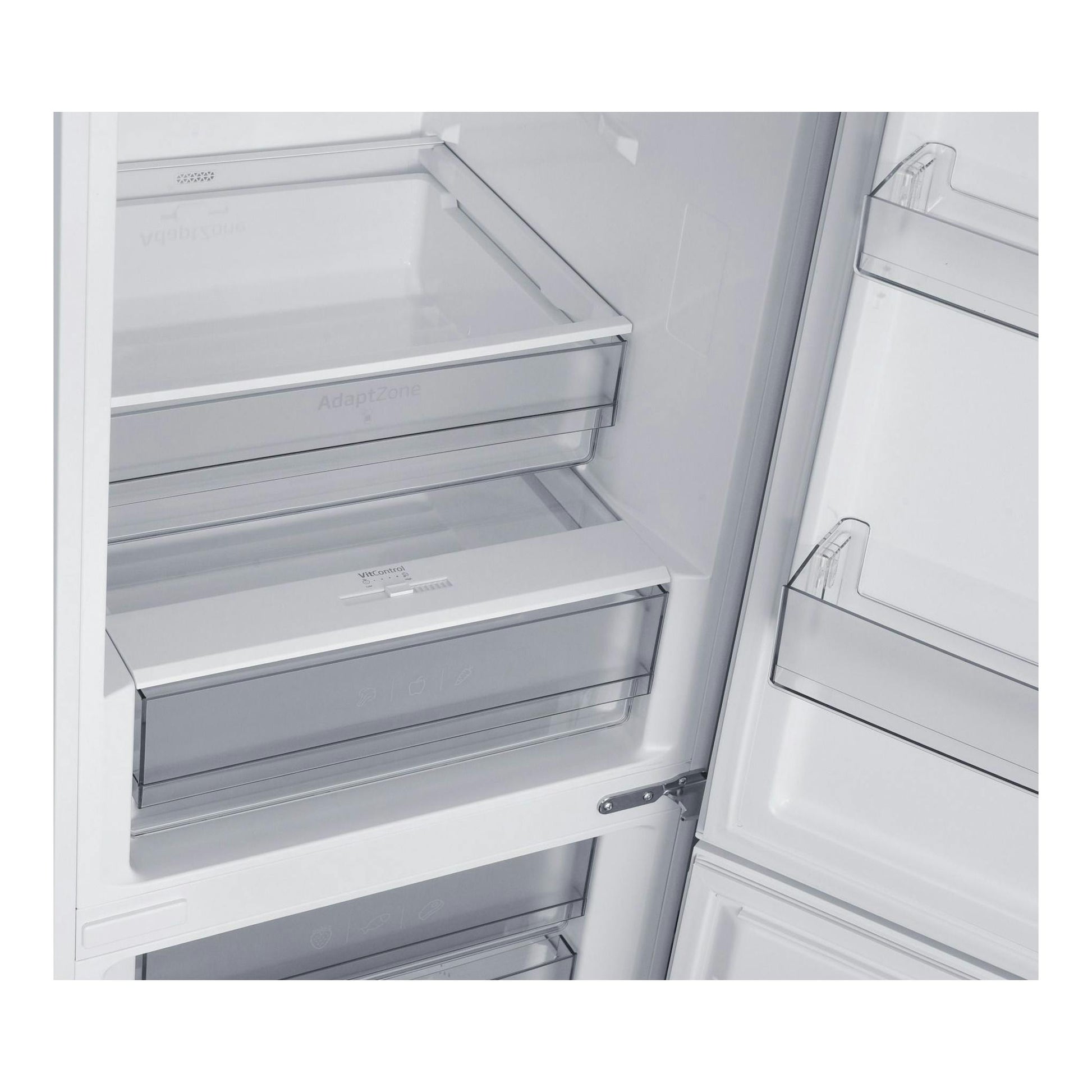 Interior de frigorífico combi Fagor 3FFK-6877 blanco, con cajones transparentes y puerta abierta.