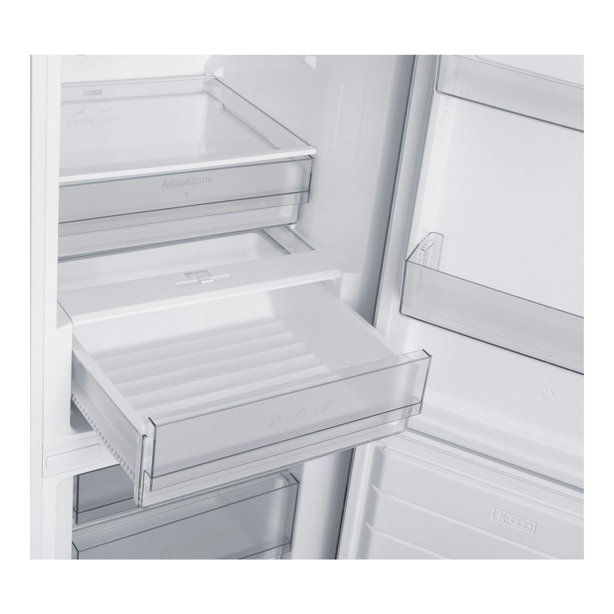 Interior de frigorífico combi Fagor 3FFK-6877 blanco, vista frontal de cajones y baldas transparentes.