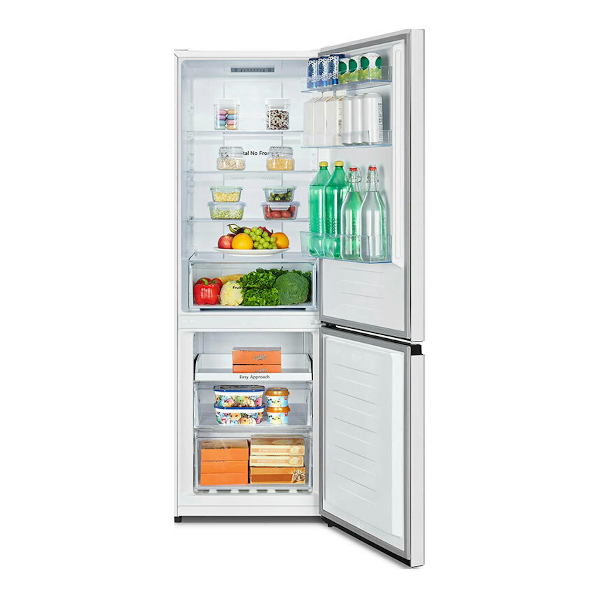 Frigorífico combi Hisense RB372N4AWE blanco, vista frontal con puertas abiertas y estantes con alimentos.