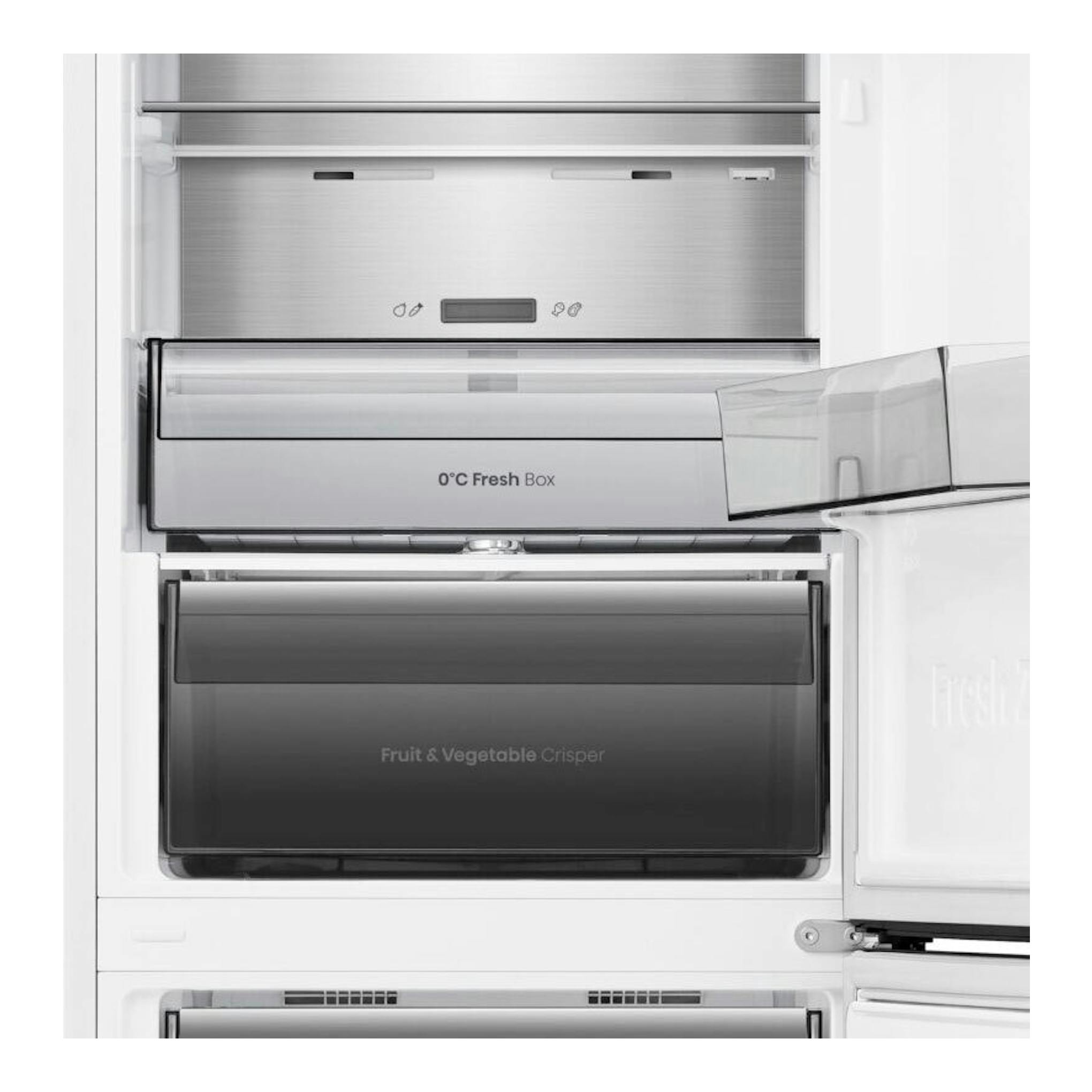 Interior de frigorífico combi Hisense RB3K330SAWD inox, vista frontal, con cajones 0°C Fresh Box y Fruit & Vegetable.