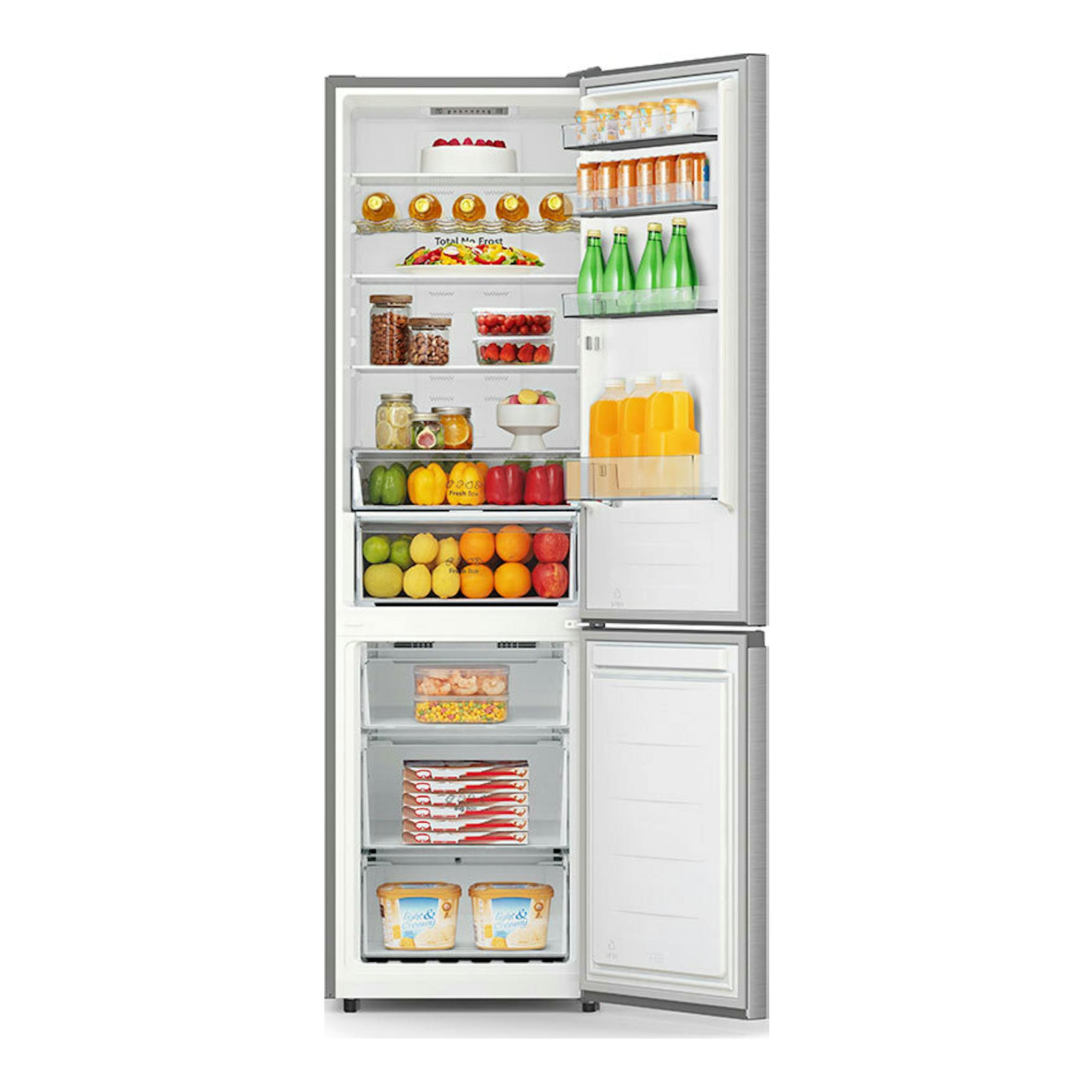 Frigorífico combi Hisense RB440N4ACA inox, vista frontal con puertas abiertas y compartimentos llenos.