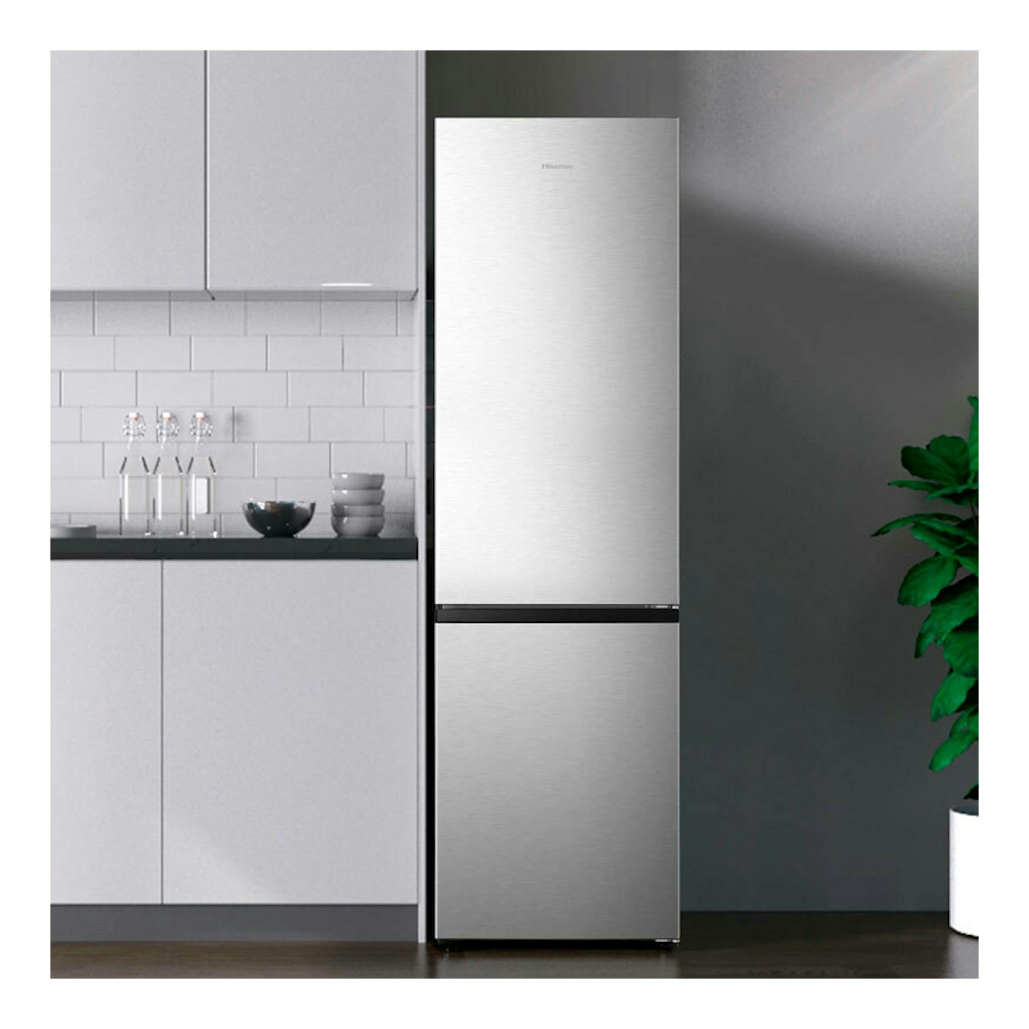Frigorífico combi Hisense RB440N4ACA en inox, vista frontal, de dos puertas.