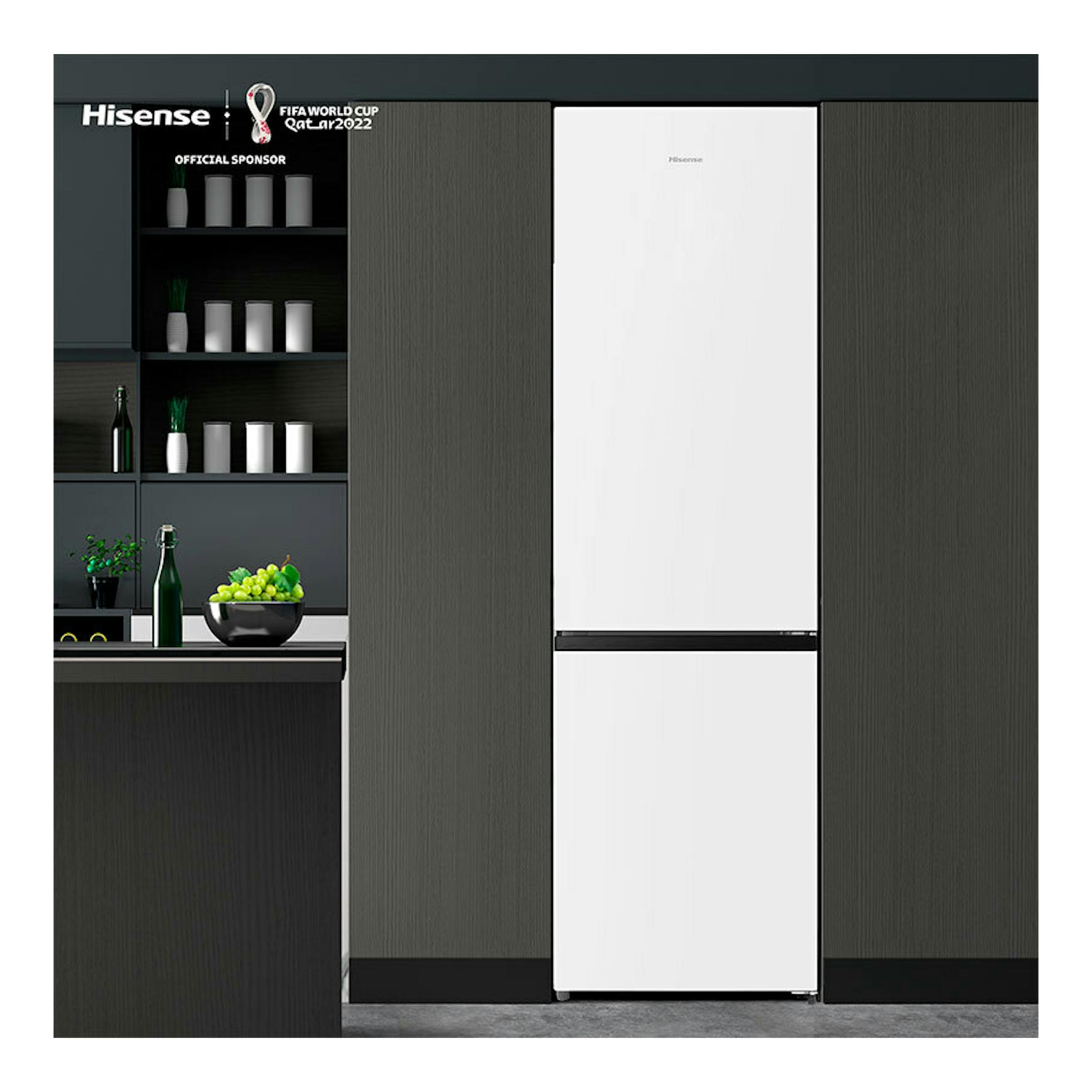 Frigorífico combi Hisense RB440N4BWE blanco, vista frontal, en cocina moderna.